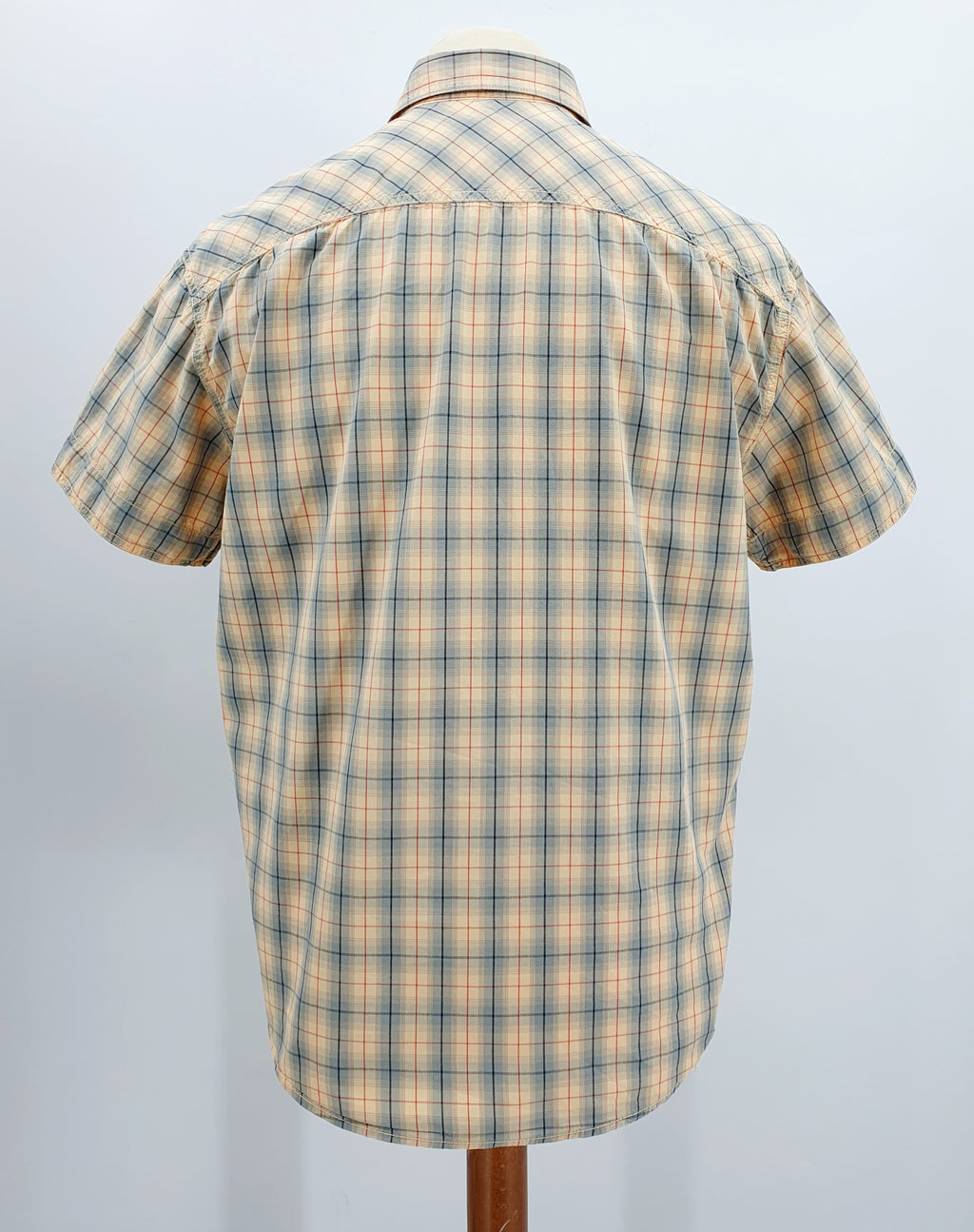 Marlboro Classics, lyhythihainen miesten kauluspaita ruutukuviolla, väritys vaaleankeltainen-harmaanvihreä, kuva selkäpuolelta