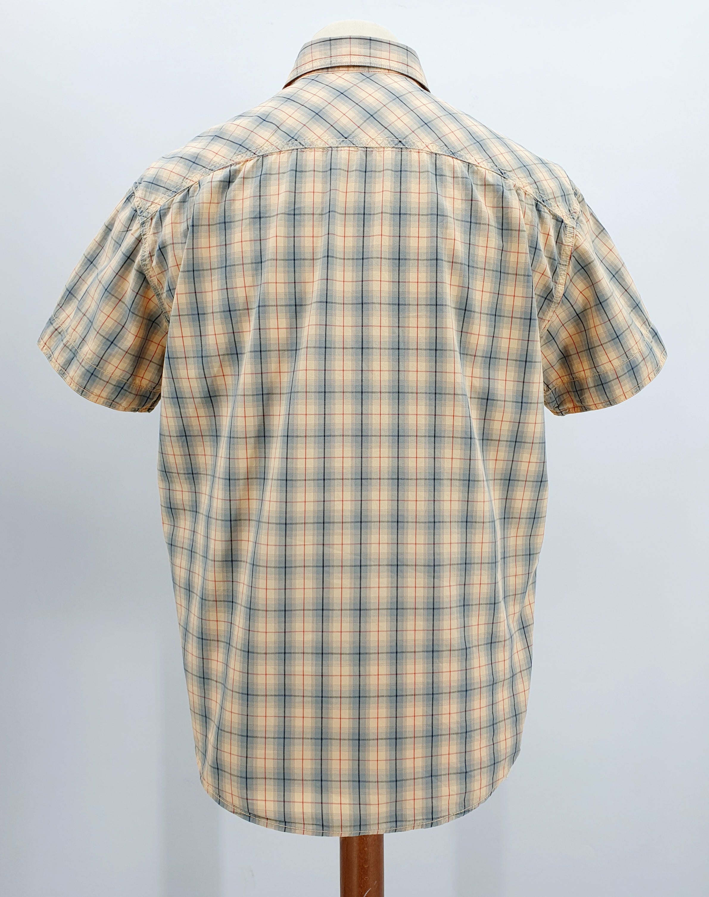 Marlboro Classics, lyhythihainen miesten kauluspaita ruutukuviolla, väritys vaaleankeltainen-harmaanvihreä, kuva selkäpuolelta