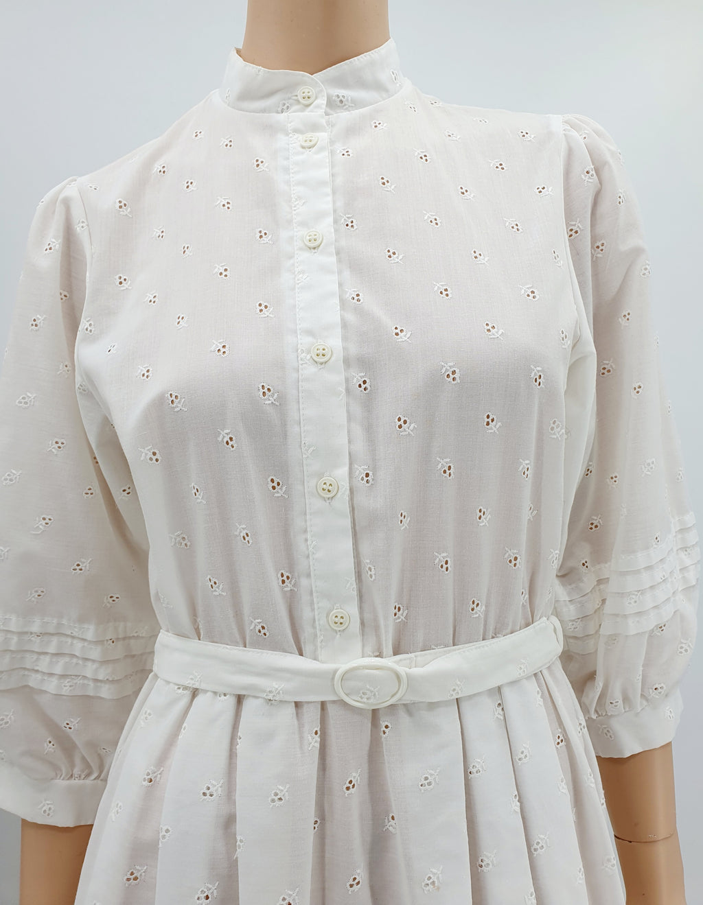 Scantex, valkoinen juhlamekko 80-luvulta, koko 36, lähikuva rinnan alueelta