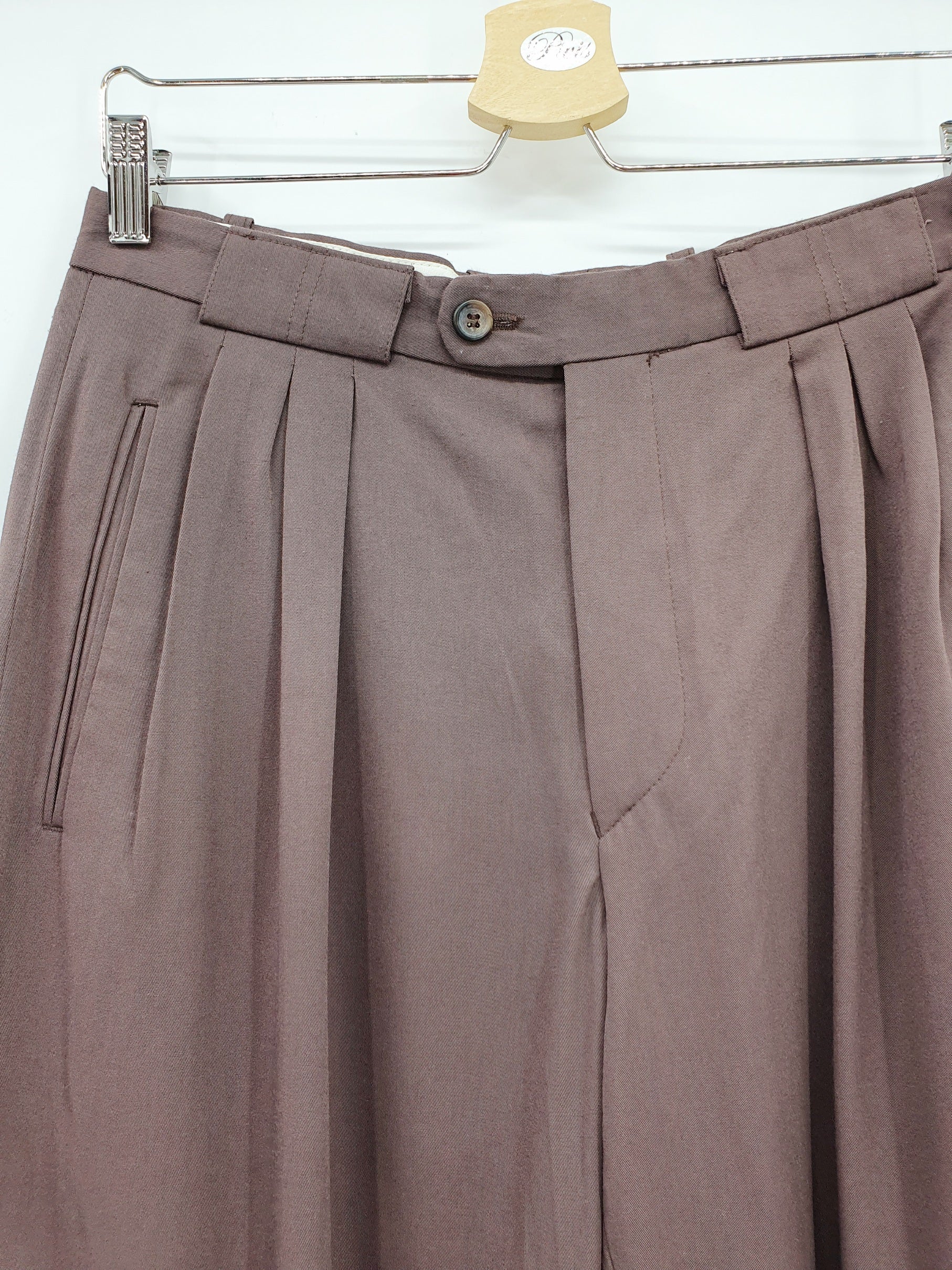 Miesten suorat housut 90-luvulta Väri vanha roosa Korkeavyötäröiset Kuva vyötäröstä