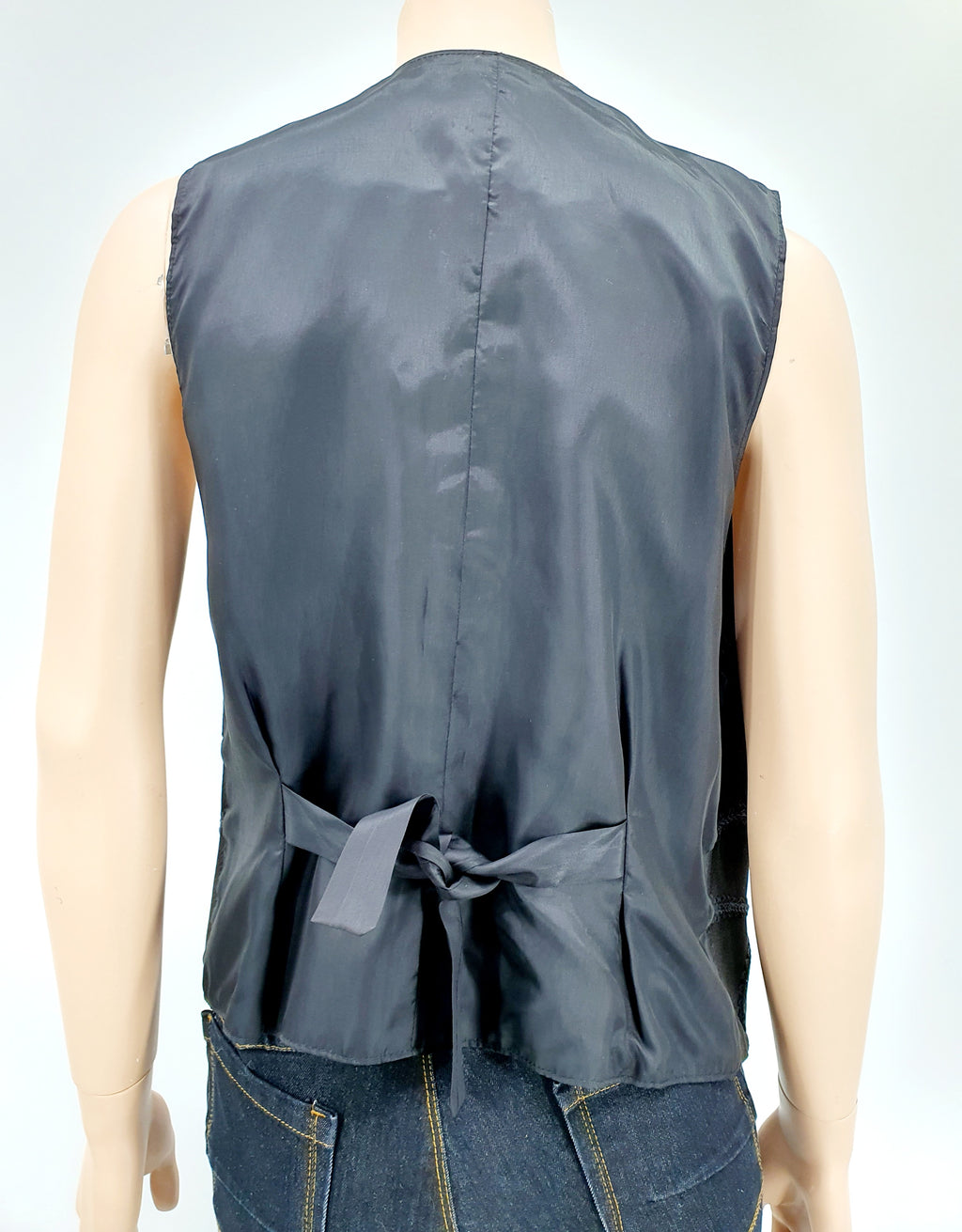 Musta mokkanahkapala liivi 90-luvulta, kuva selkäpuolelta