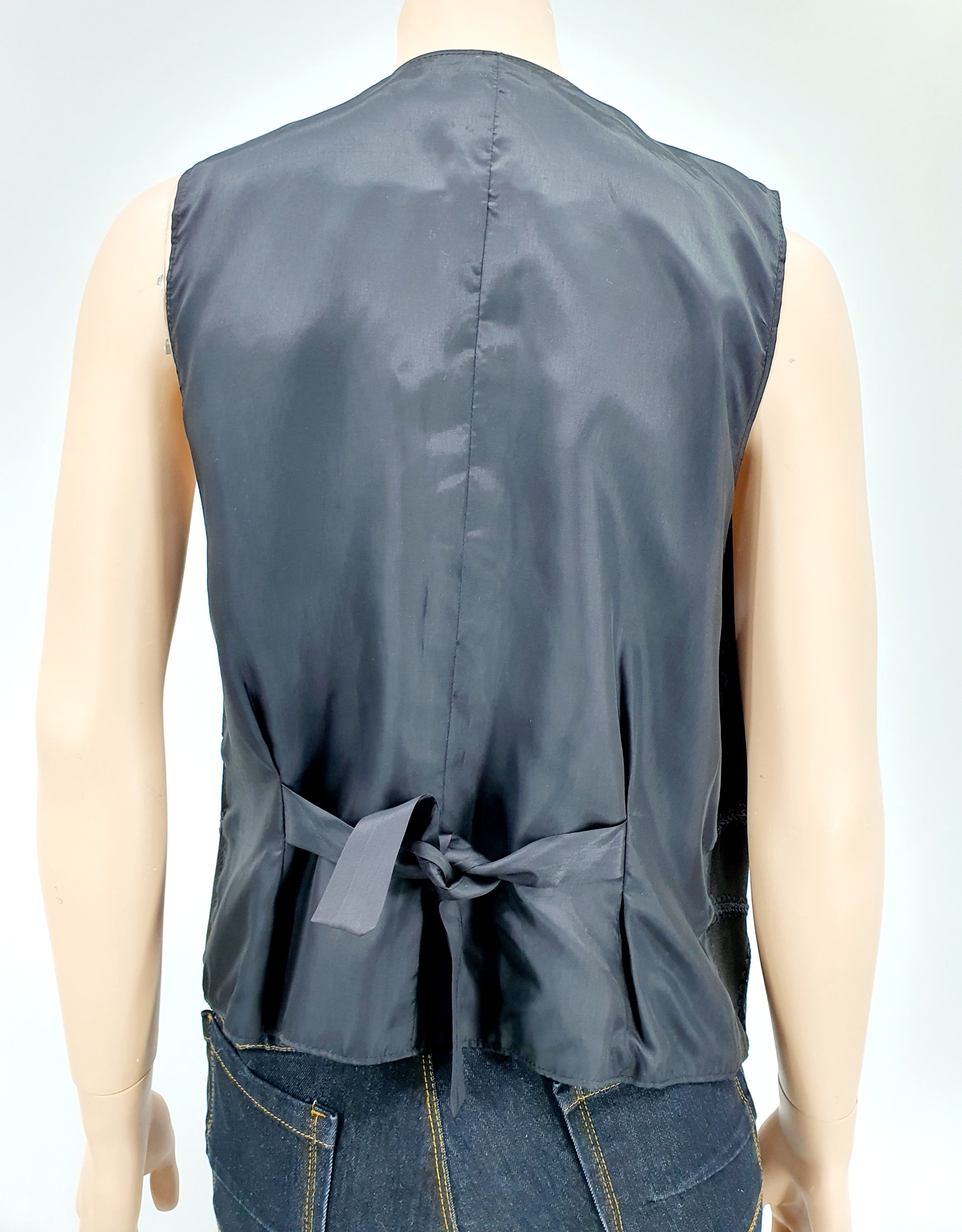 Musta mokkanahkapala liivi 90-luvulta, kuva selkäpuolelta