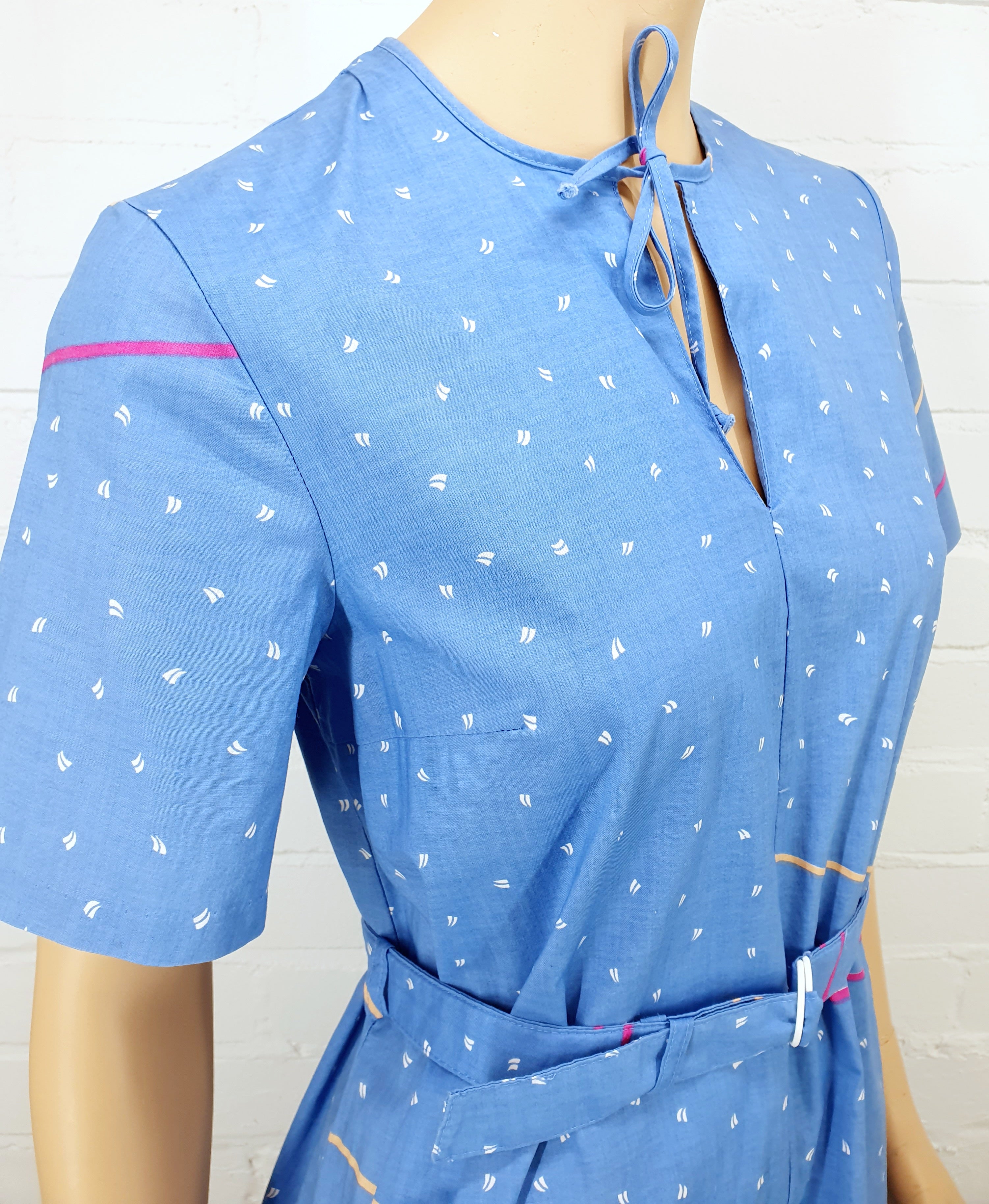 Tiklas, sininen puuvillamekko 80-luvulta, lyhythihainen, kuva olalta