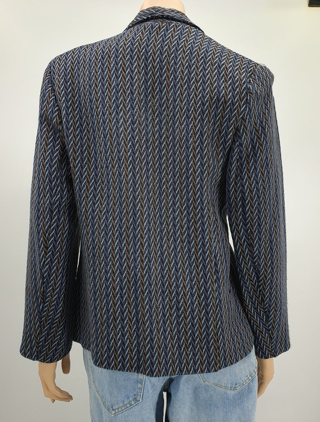 Kalanruotokuvioinen villasekoite bleiseri 1980-90-luvulta, väri ruskea-sininen, kuva selkäpuolelta