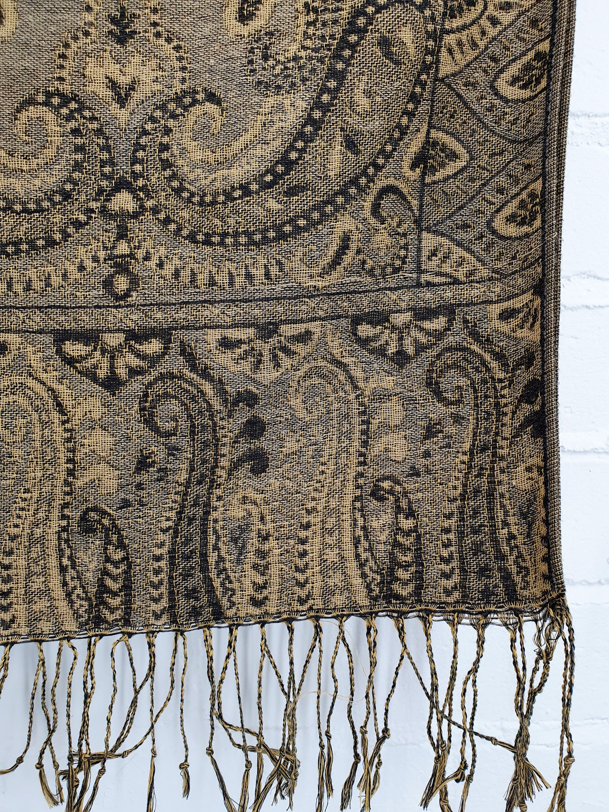 Pashmina-huivi paisleykuviolla, ruskean sävyinen, lähikuva