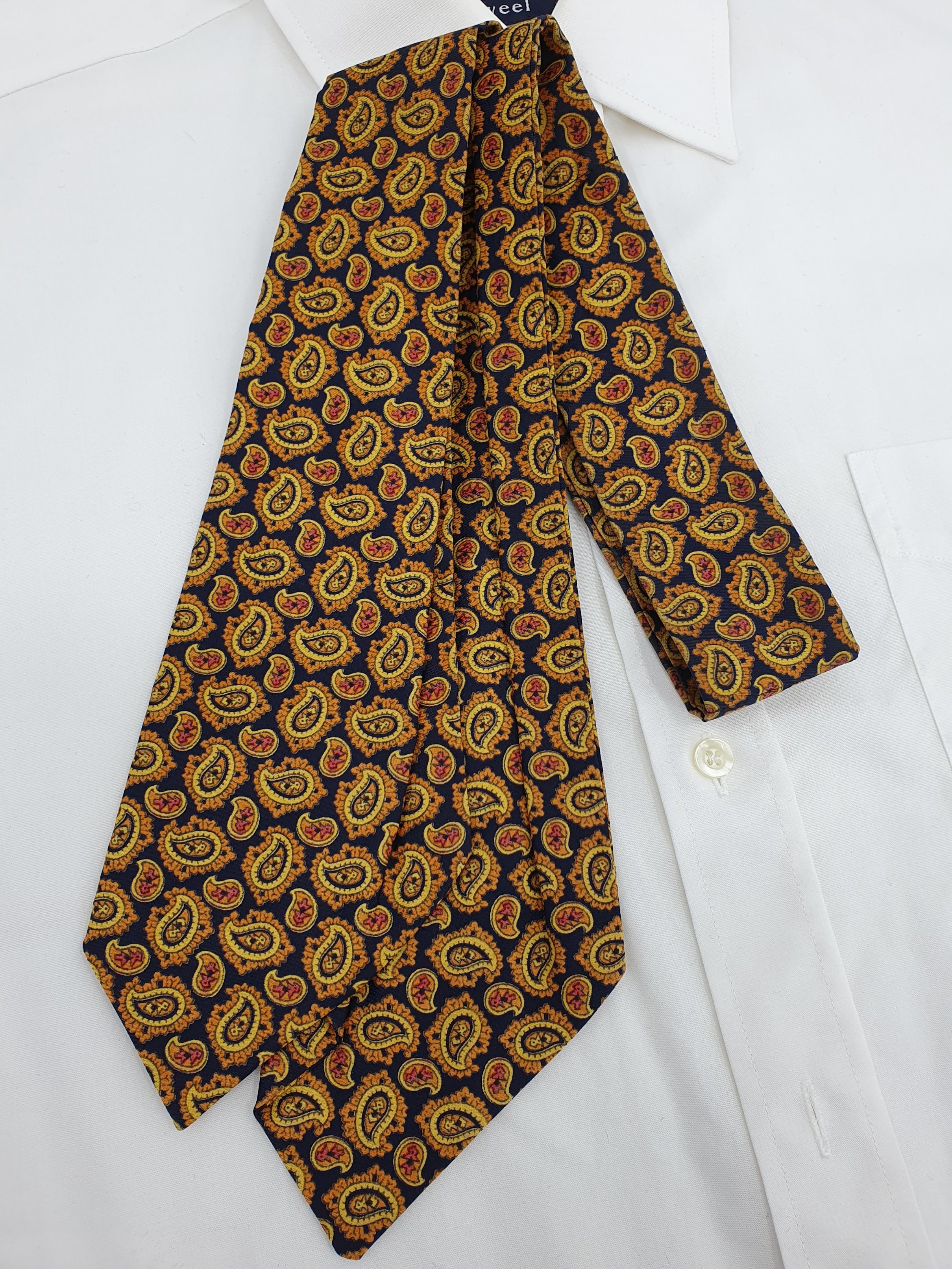 Ascot-solmio paisleykuviolla