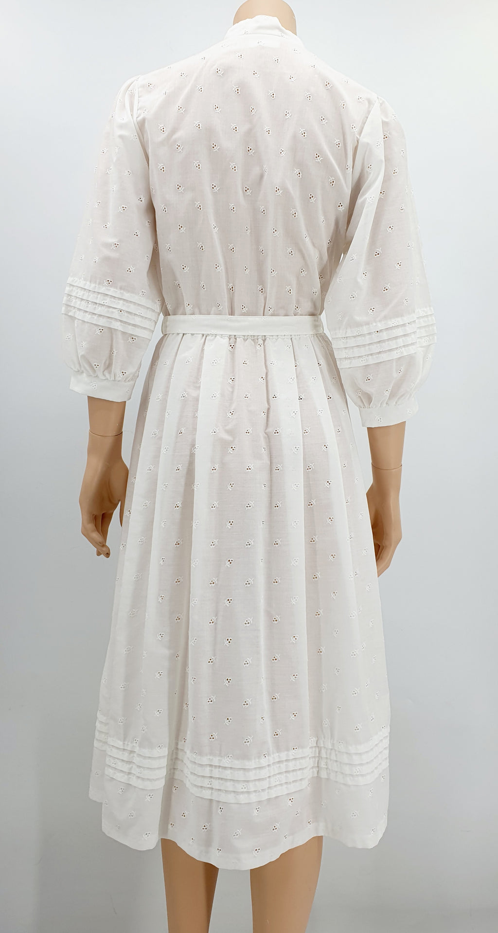 Scantex, valkoinen juhlamekko 80-luvulta, koko 36, kuva takaa