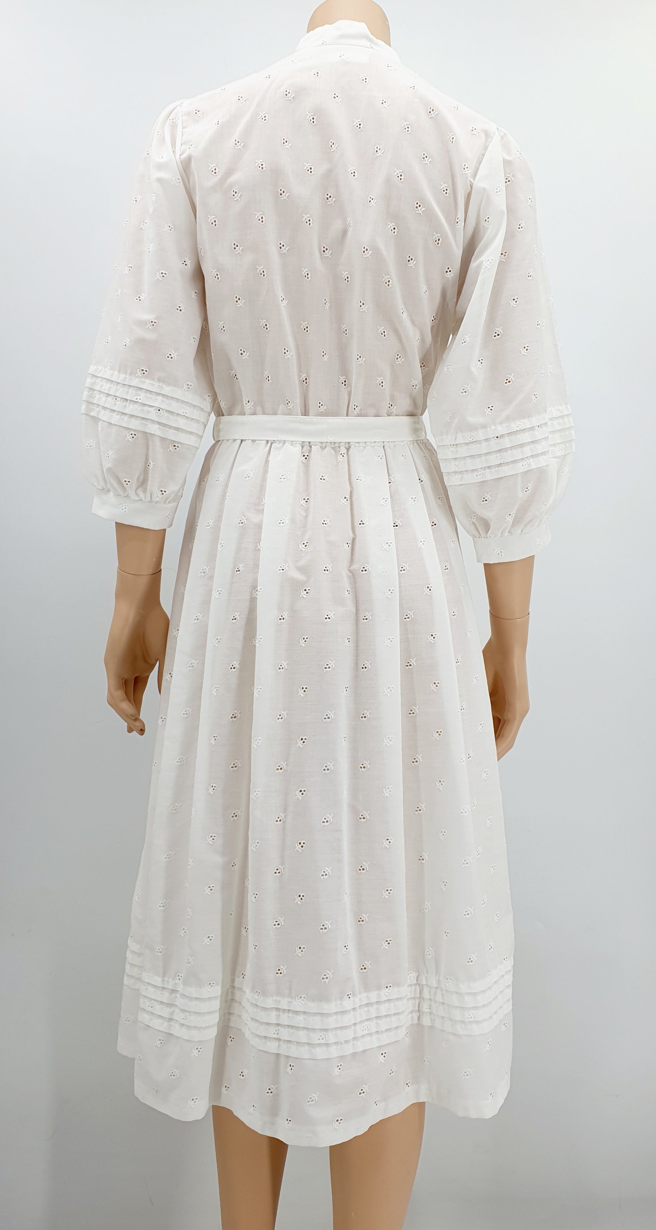 Scantex, valkoinen juhlamekko 80-luvulta, koko 36, kuva takaa