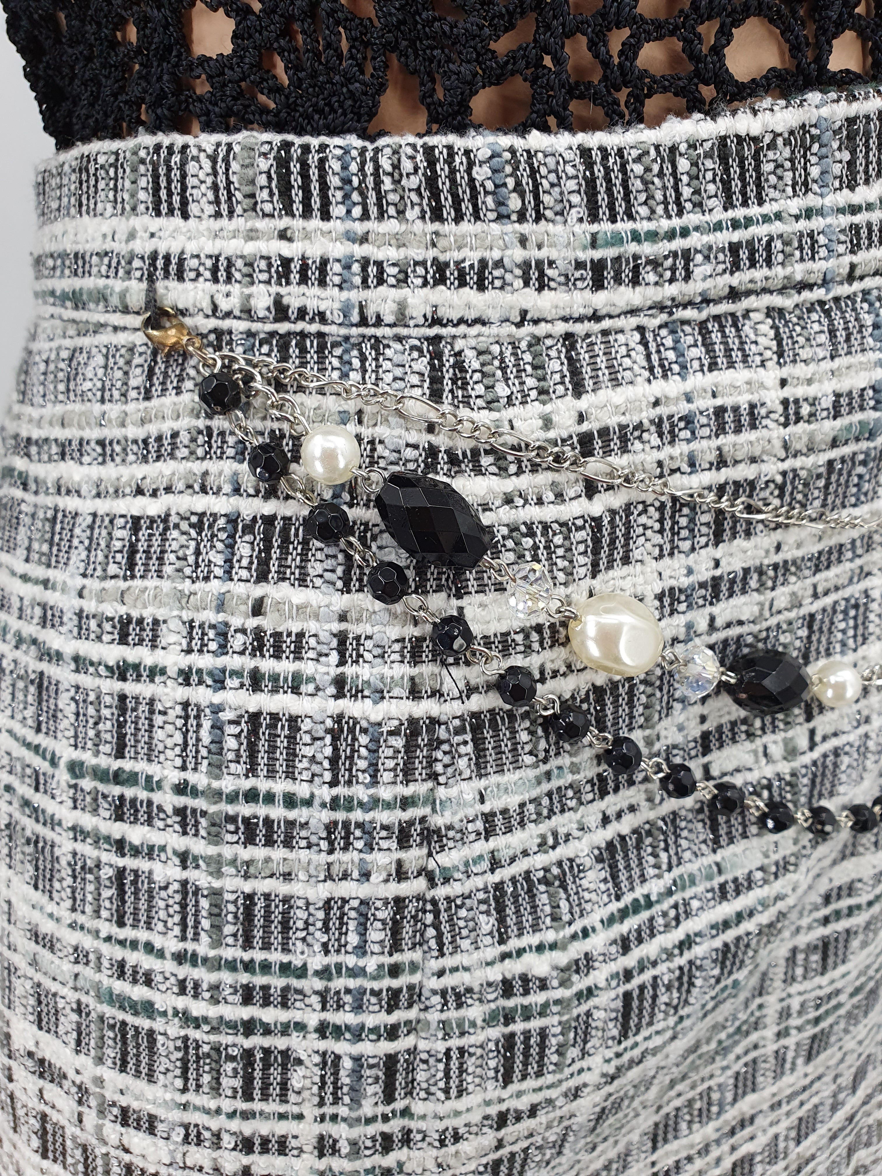 Black and white Y2K skirt with decorative chain, waist 80cm, size 40
