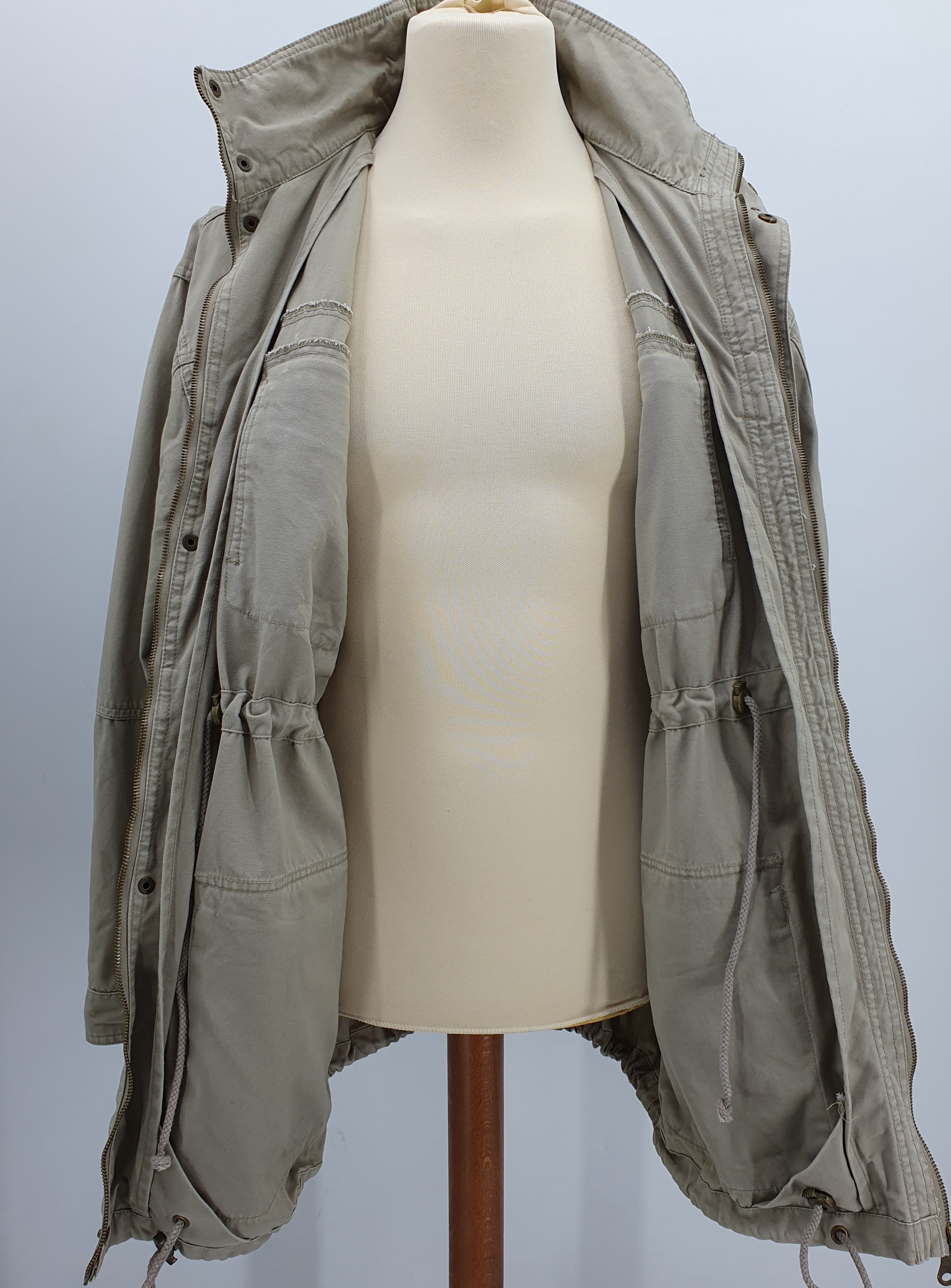 Beigen värinen miesten parkatakki 90-luvulta, paljon taskuja, kuva sisäpuolelta