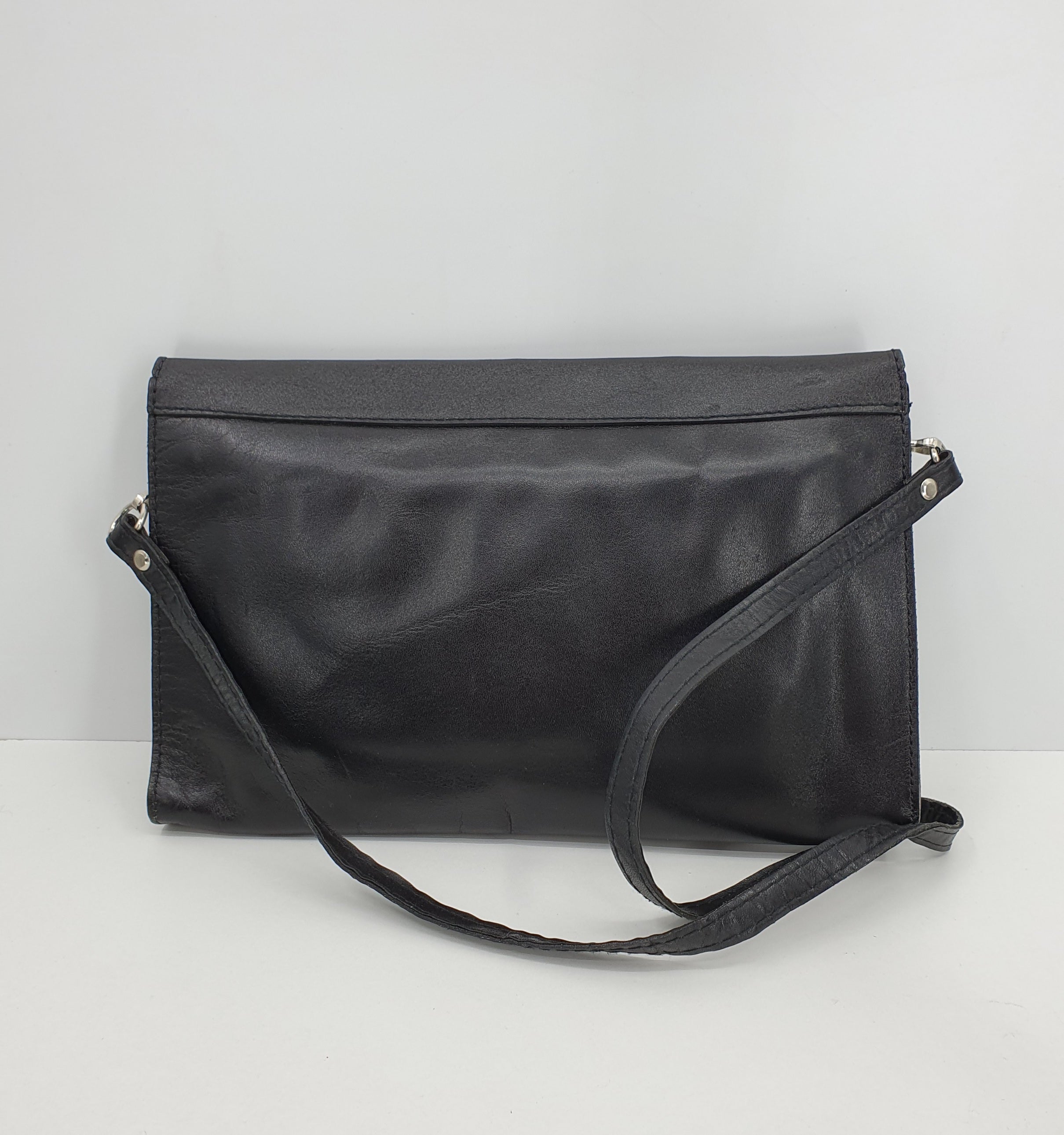 Musta olkalaukku 70-luvulta, aitoa nahkaa, kuva takaa