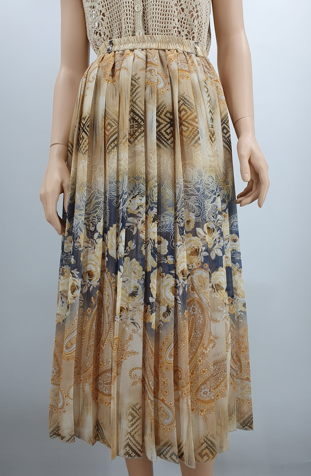 Atelier Creation, beige pleated skirt from the 90s, waist 68-80cm, size 36-38