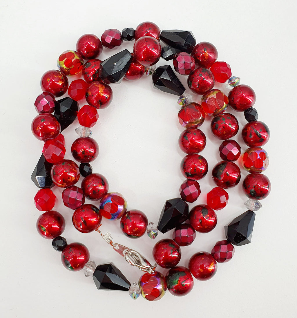 Red and black necklace, length 63cm