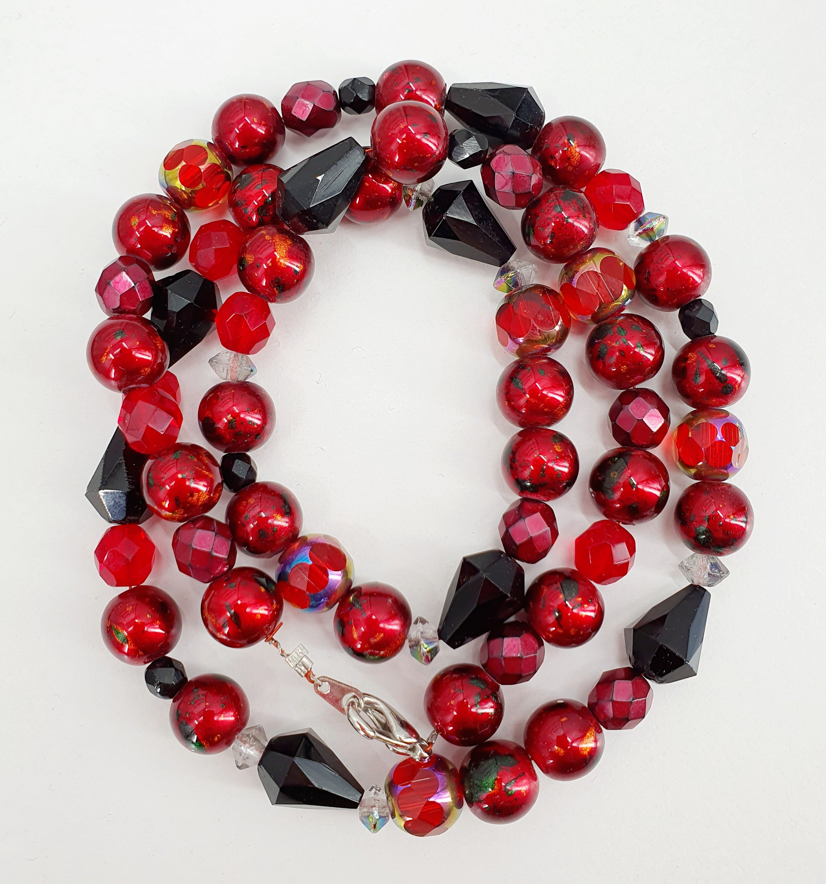 Red and black necklace, length 63cm