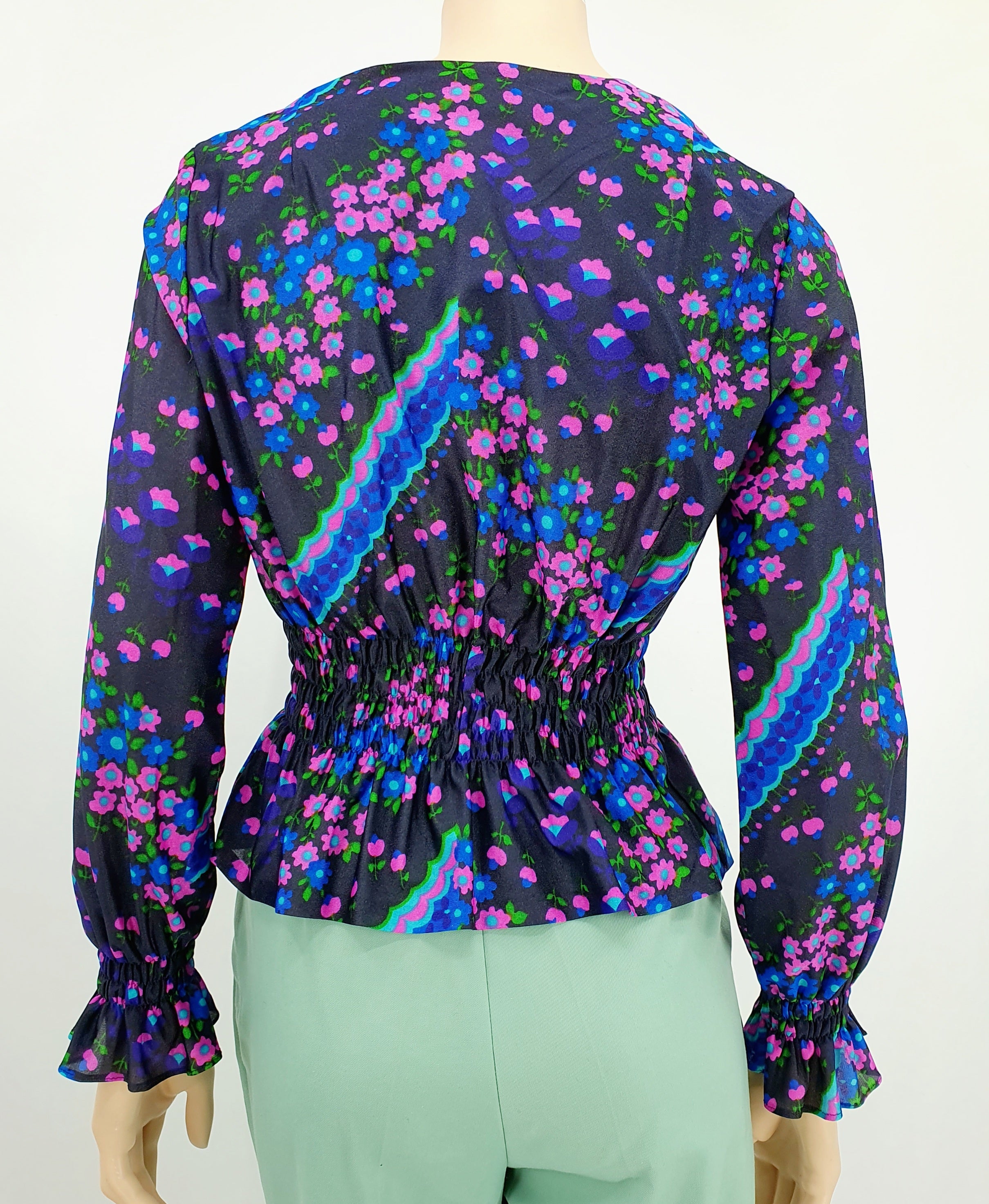 Pitkähihainen retropaita 70-luvulta, kukkakuvio, rypytykset vyötäröllä, kuva selkäpuolelta