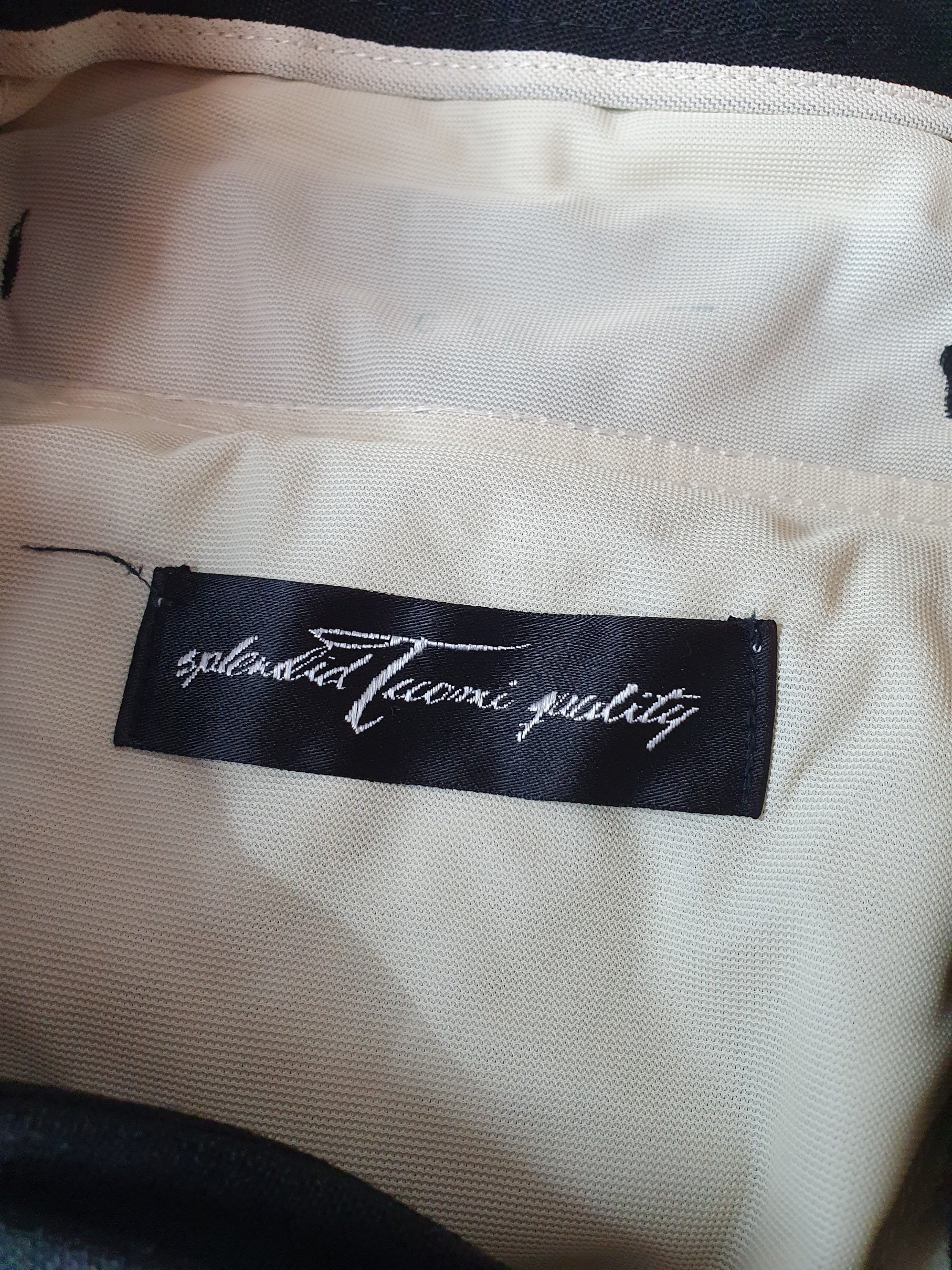 Tuomi, mustat suorat juhlahousut miehelle, 80-luku, kuva tuotelogosta