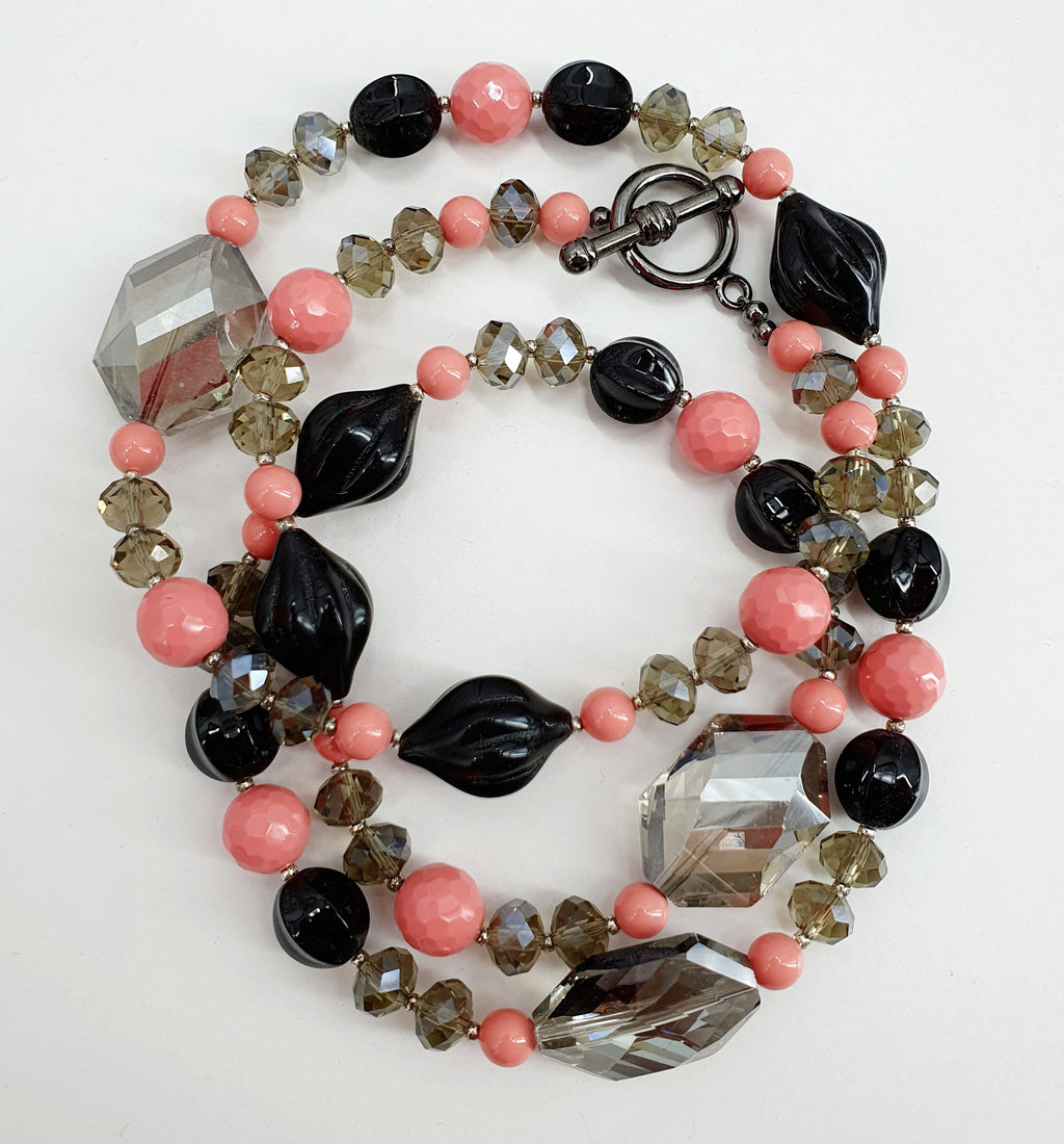 Long necklace, color black/gray/red, length 75cm
