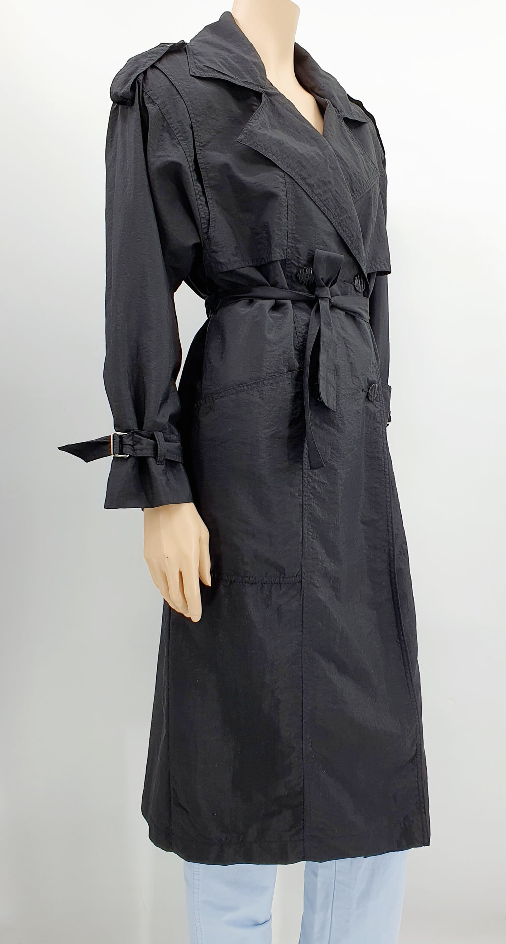 Musta pitkä trenssitakki 90-luku Vintage välikausitakki, kuva sivulta