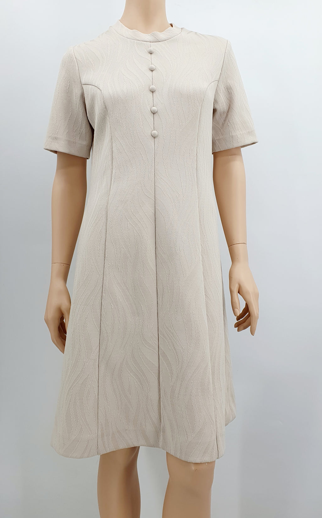 Salonne, hiekanvärinen vintagemekko 70-luvulta, lyhythihainen