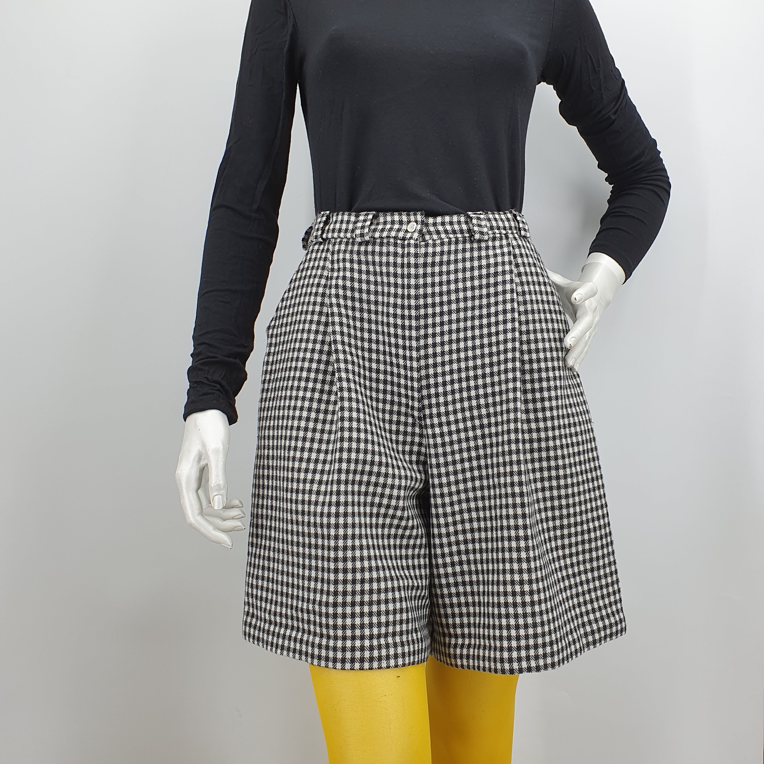 Black and white wool shorts, size 34-36