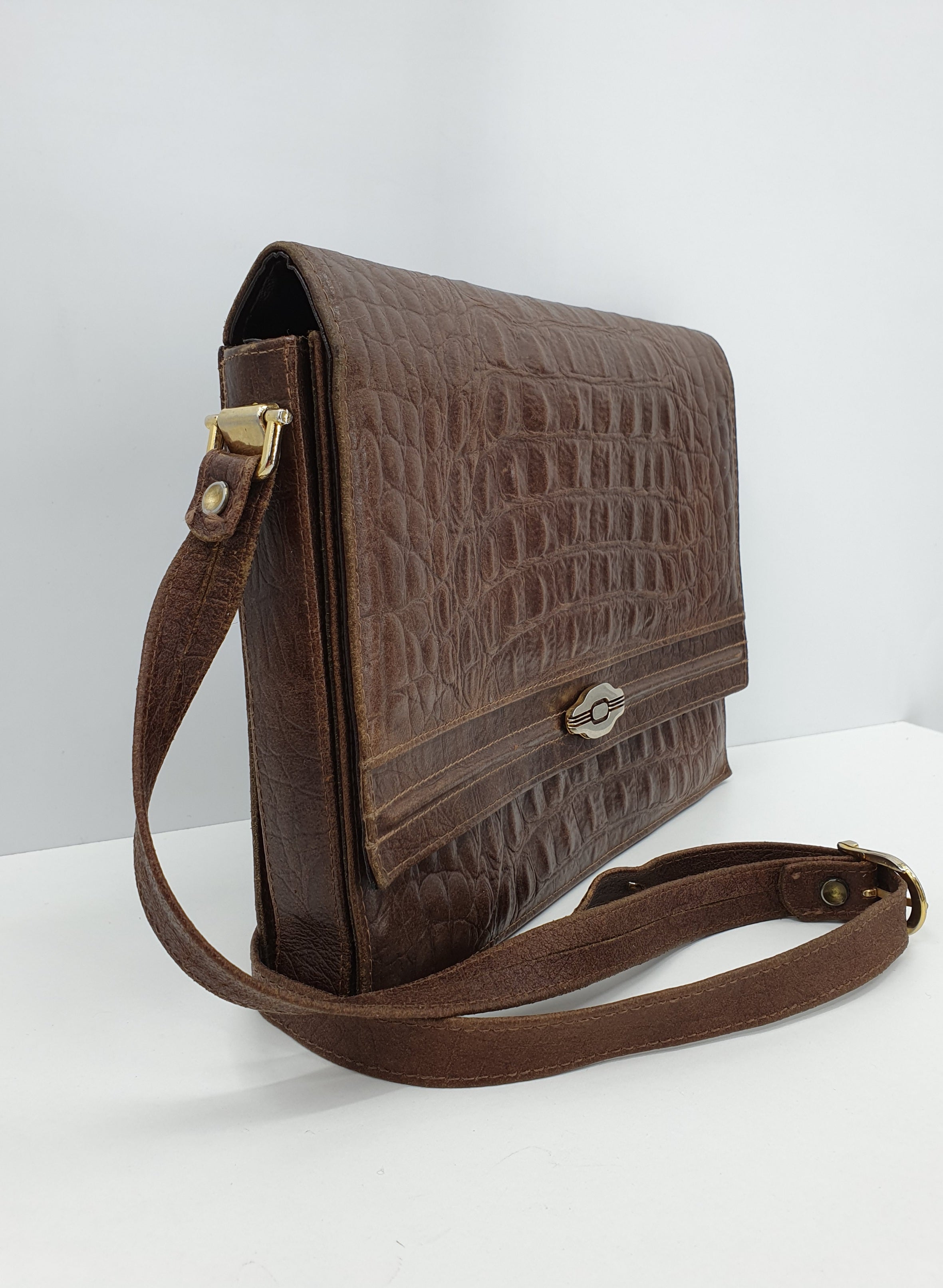 Ruskea matelijannahkainen laukku 80-luvulta, kuva sivulta