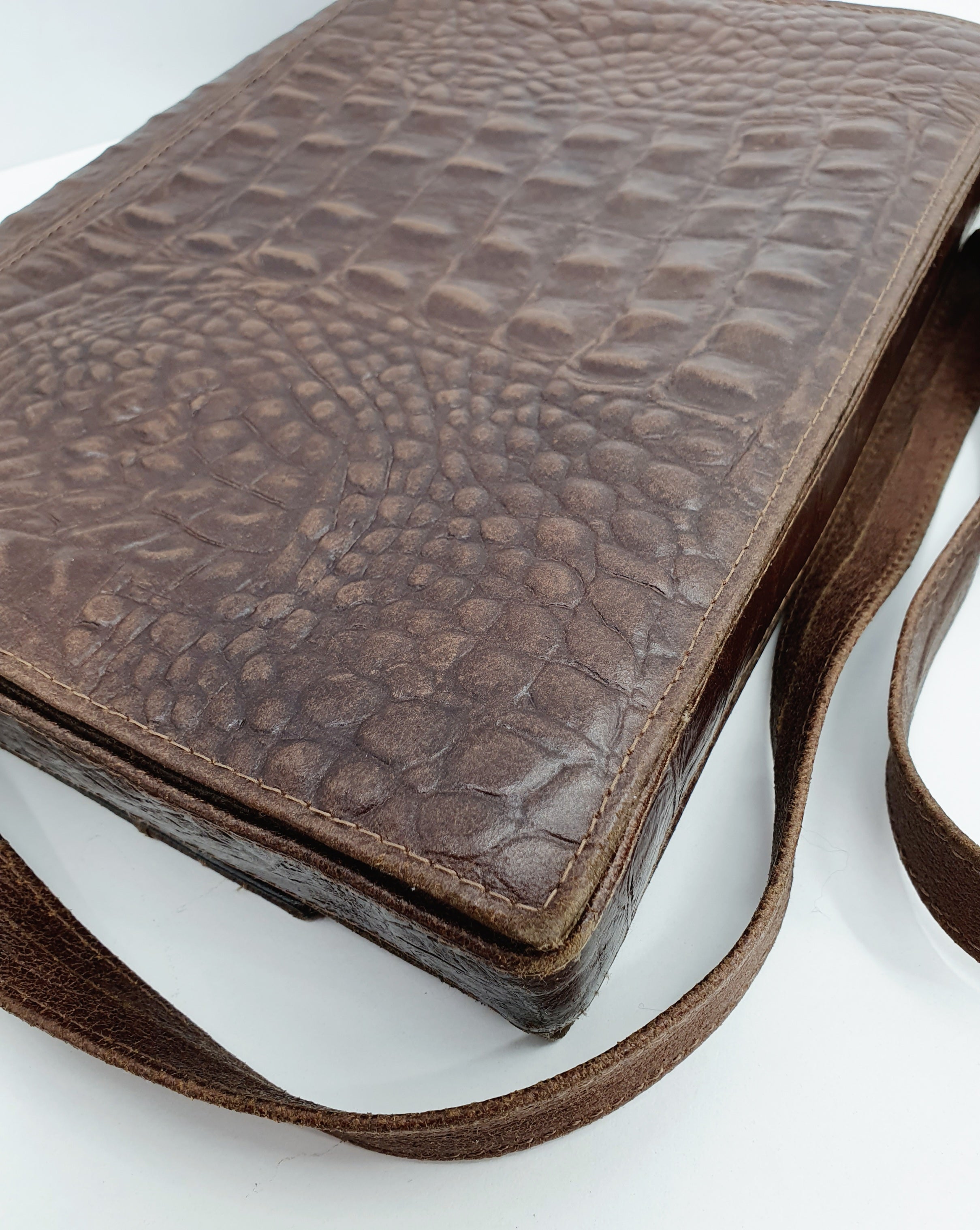 Ruskea matelijannahkainen laukku 80-luvulta, lähikuva 