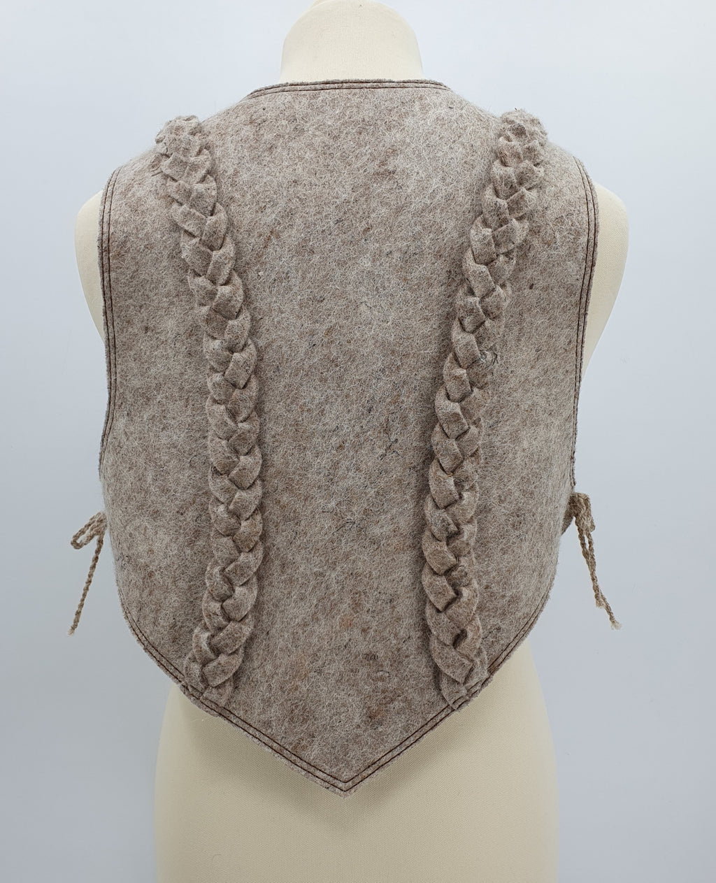 Beigen värinen villainen huopaliivi Unisex-malli Käsityönä valmistettu Kuva takaa