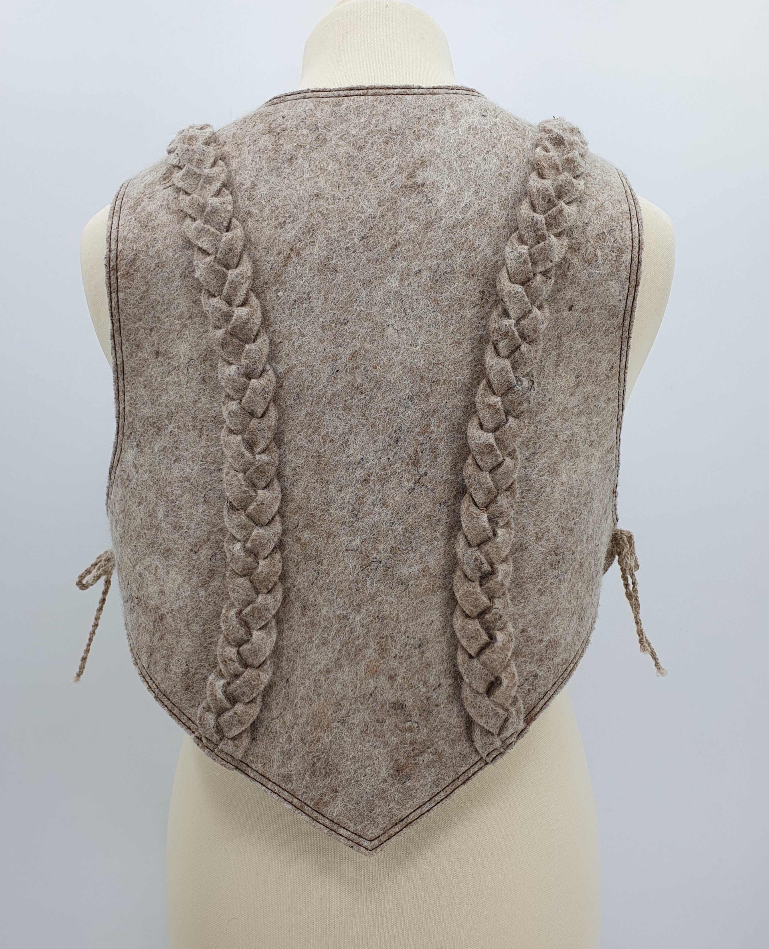 Beigen värinen villainen huopaliivi Unisex-malli Käsityönä valmistettu Kuva takaa