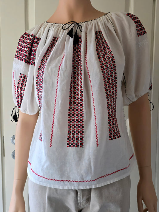 White blouse, red and black embroidered patterns, from the 70s-80s, size 38-40