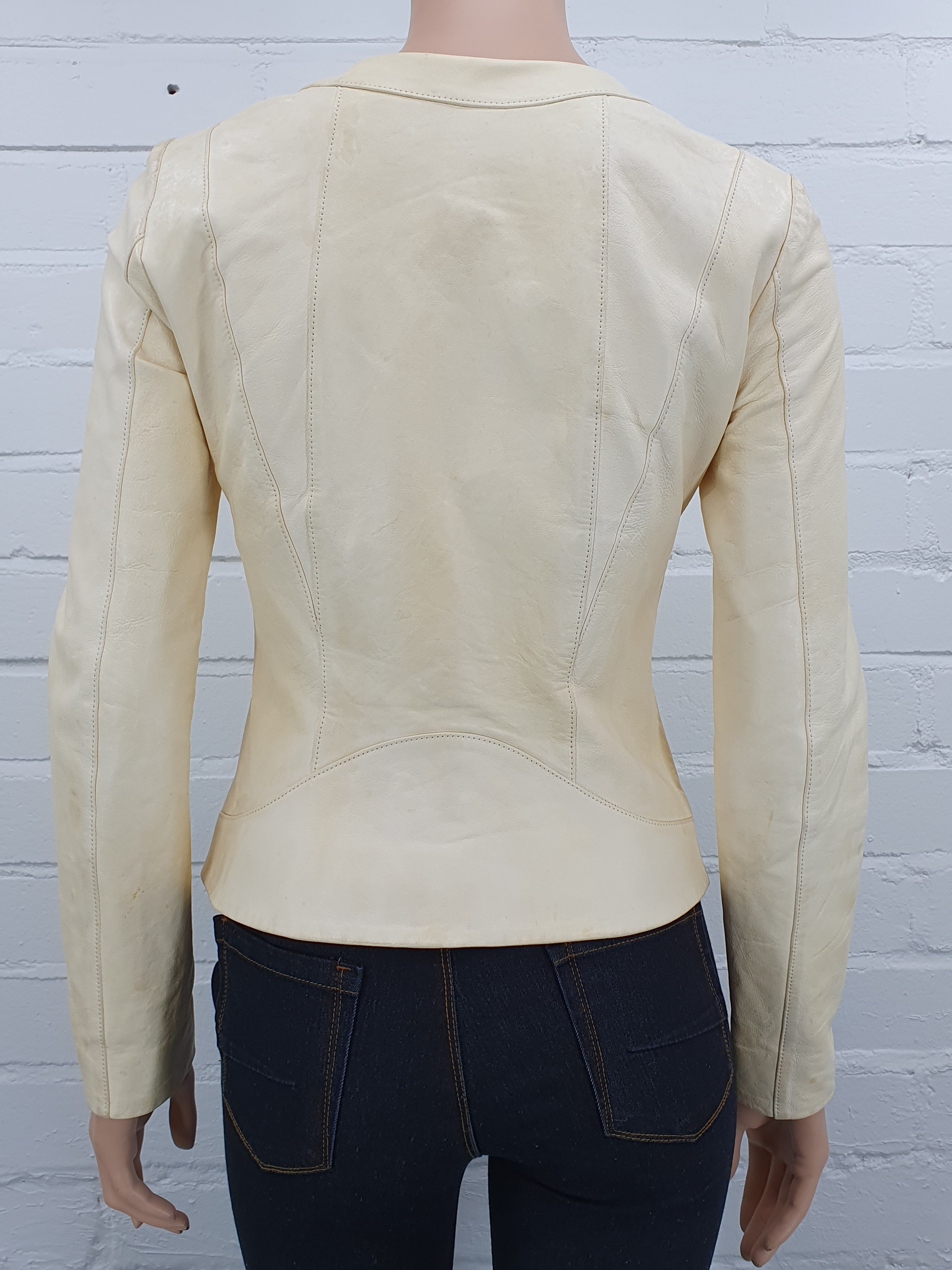 Kermanvalkoinen slimfit-nahkatakki Australiasta, kuva selkäpuolelta