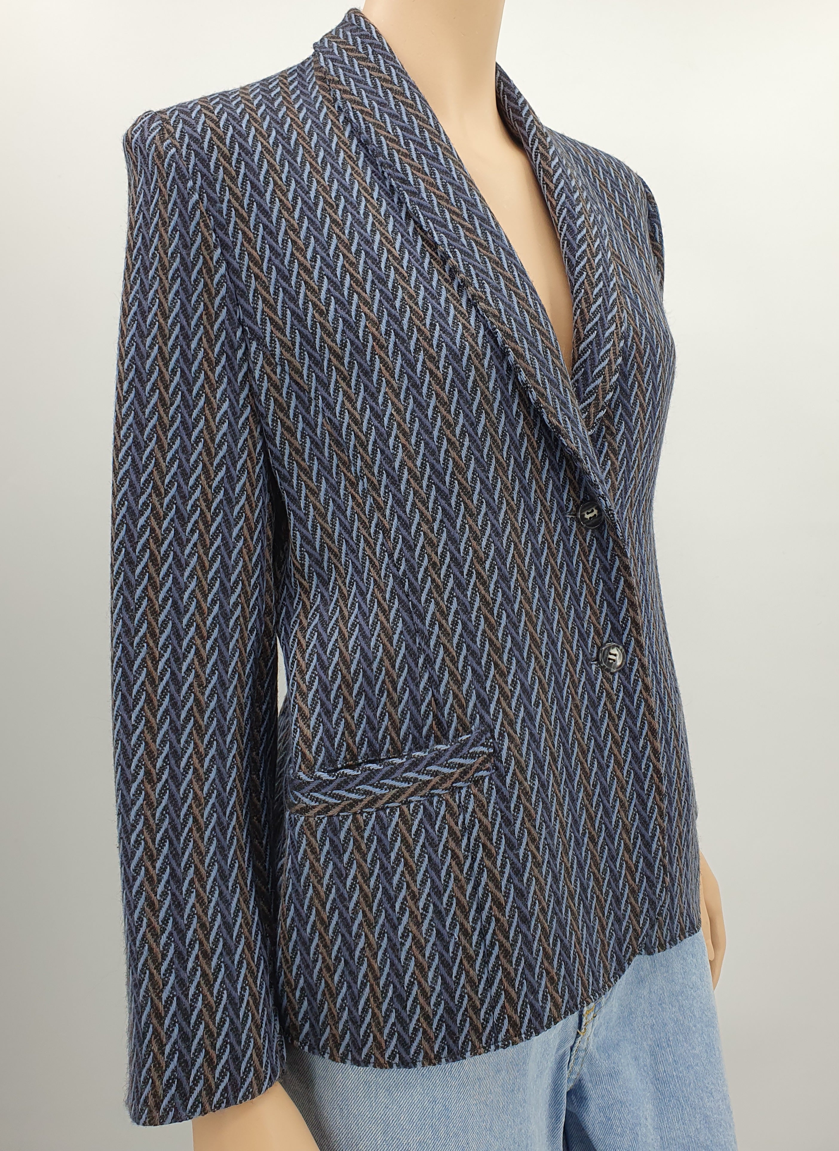 Kalanruotokuvioinen villasekoite bleiseri 1980-90-luvulta, väri ruskea-sininen, kuva sivulta