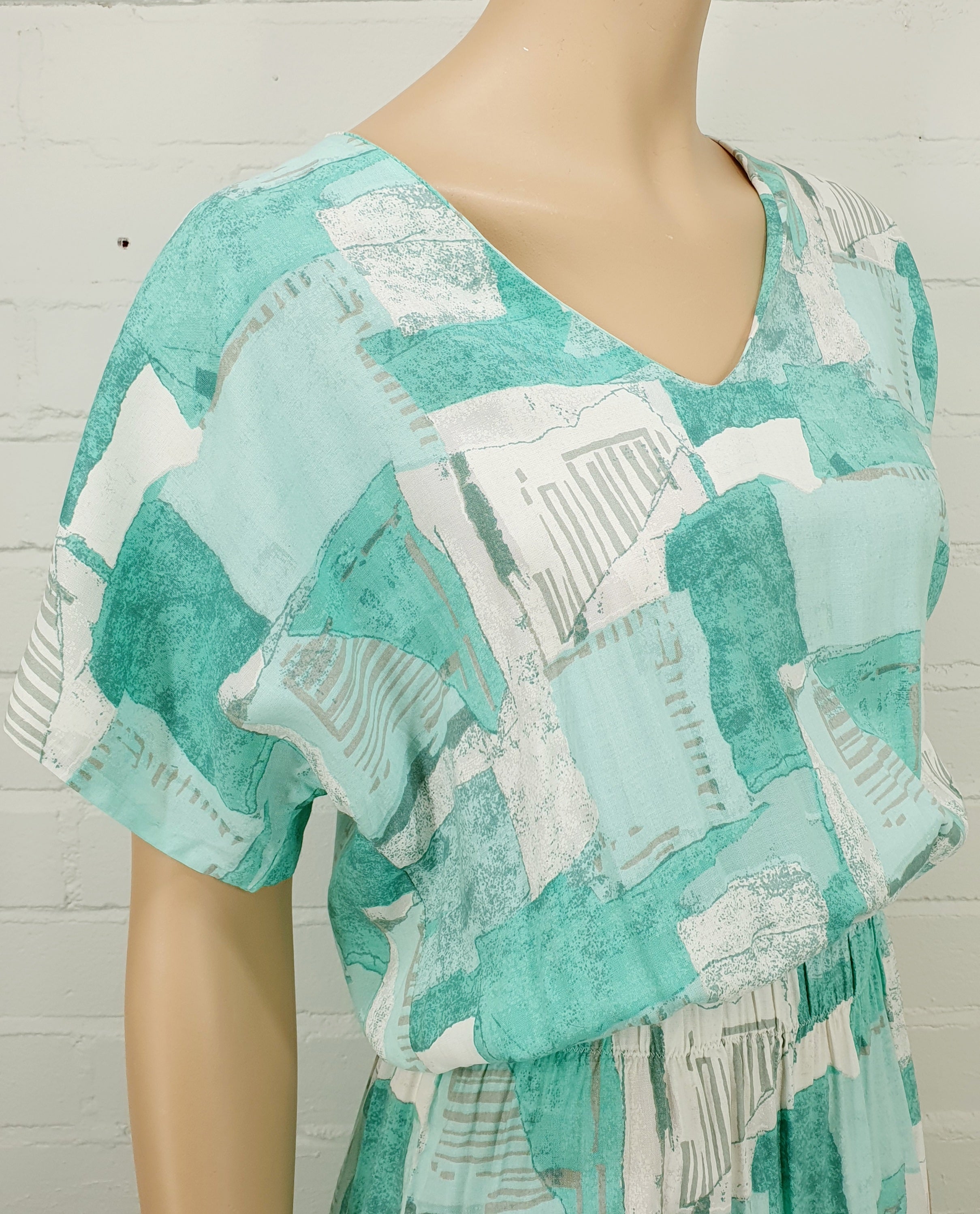 Mintunvihreä-valkoinen viskoosimekko 90-luvulta, kuminauhavyötärö, kuva olalta