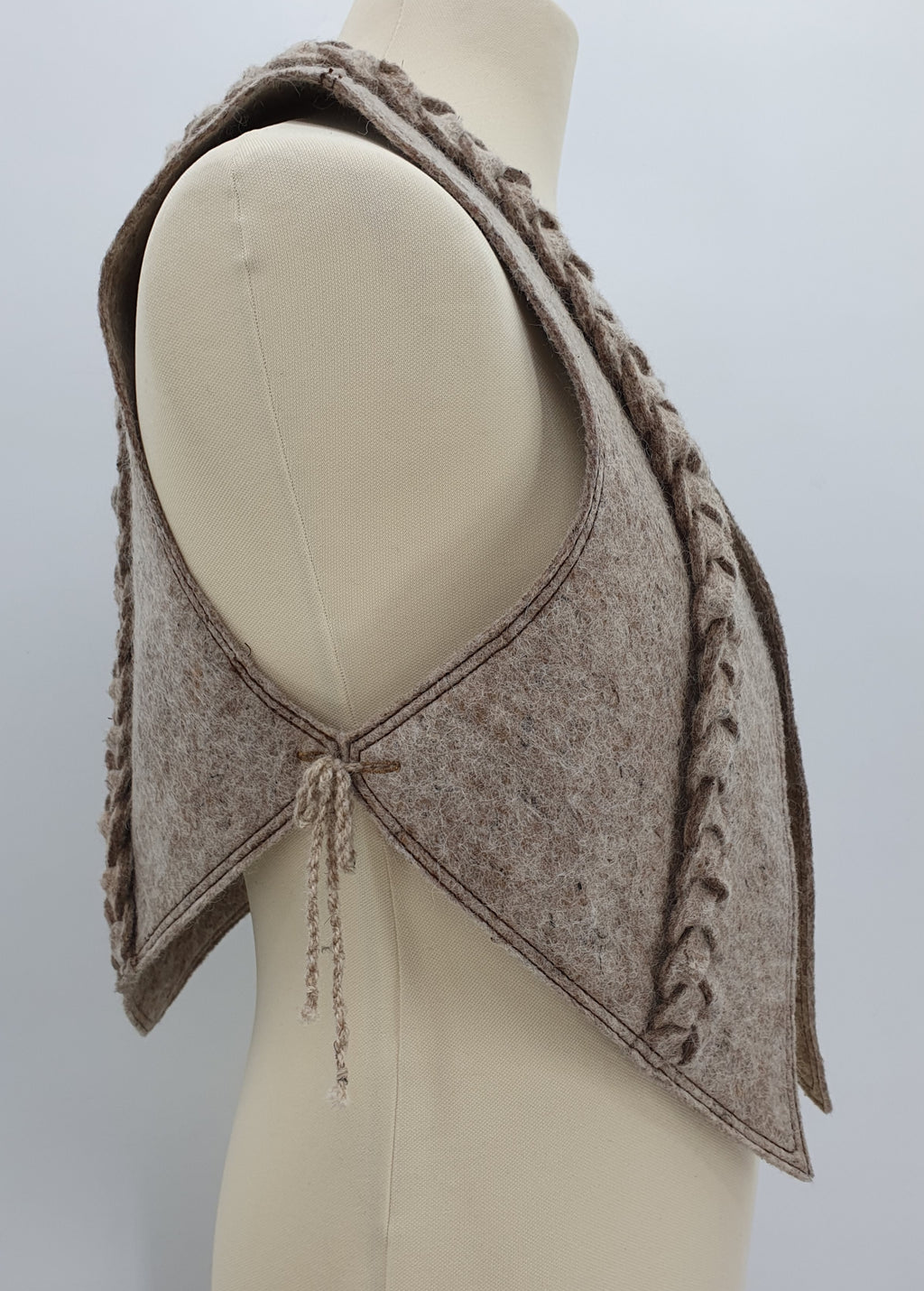 Beigen värinen villainen huopaliivi Unisex-malli Käsityönä valmistettu Kuva sivusta