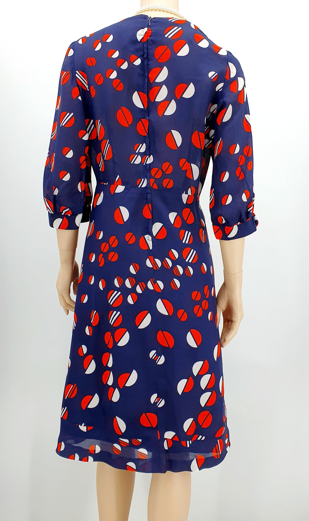 Kati-Myynti, pallokuvioinen mekko 70-luvulta, väritys tummansininen/punainen/valkoinen Kuva selkäpuolelta