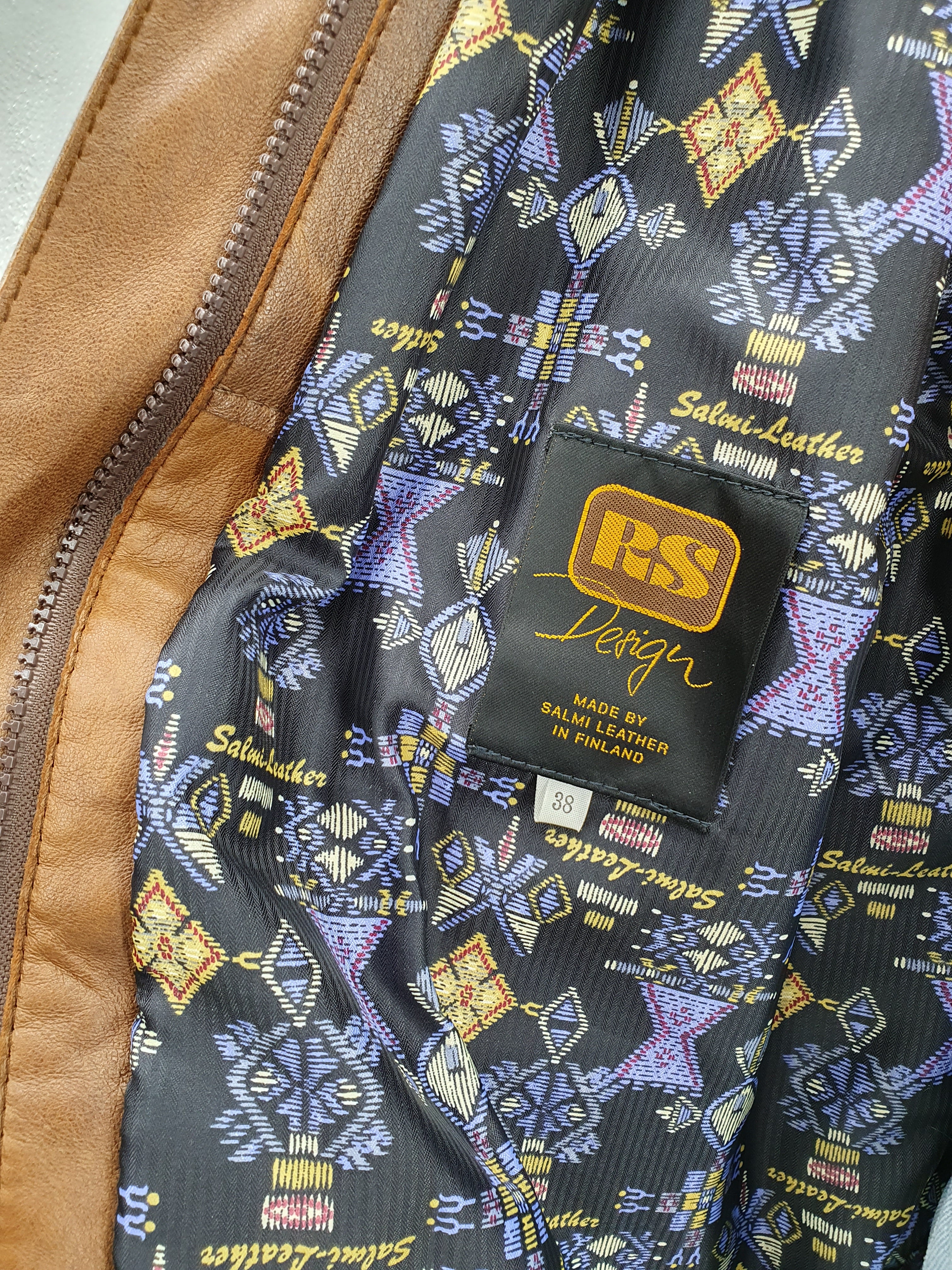 Ruskea vintage nahkatakki 80-luvulta, kuva vuorikankaasta