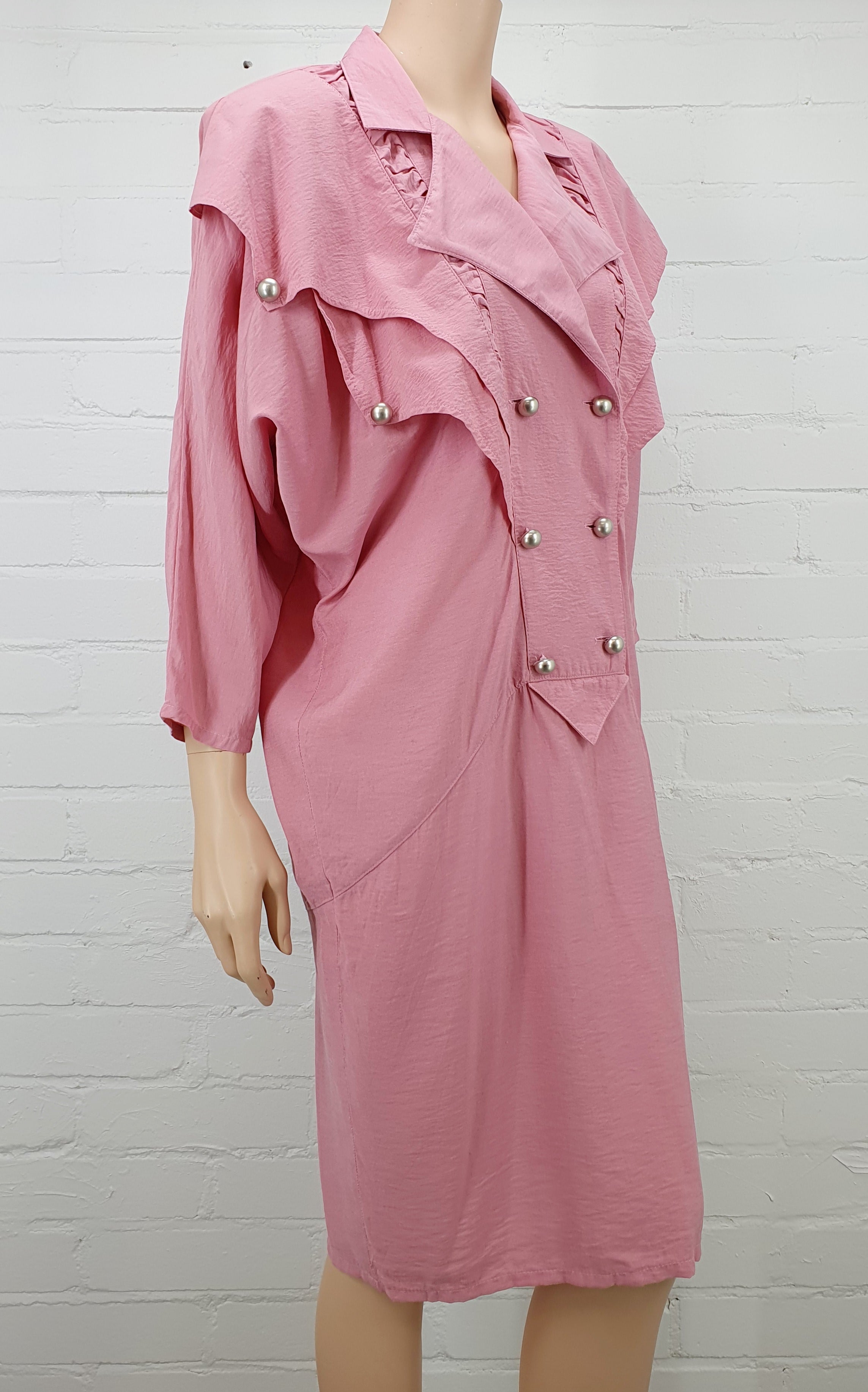 Vaaleanpunainen mekko 80-luvulta, isot olkatoppaukset, kuva sivulta