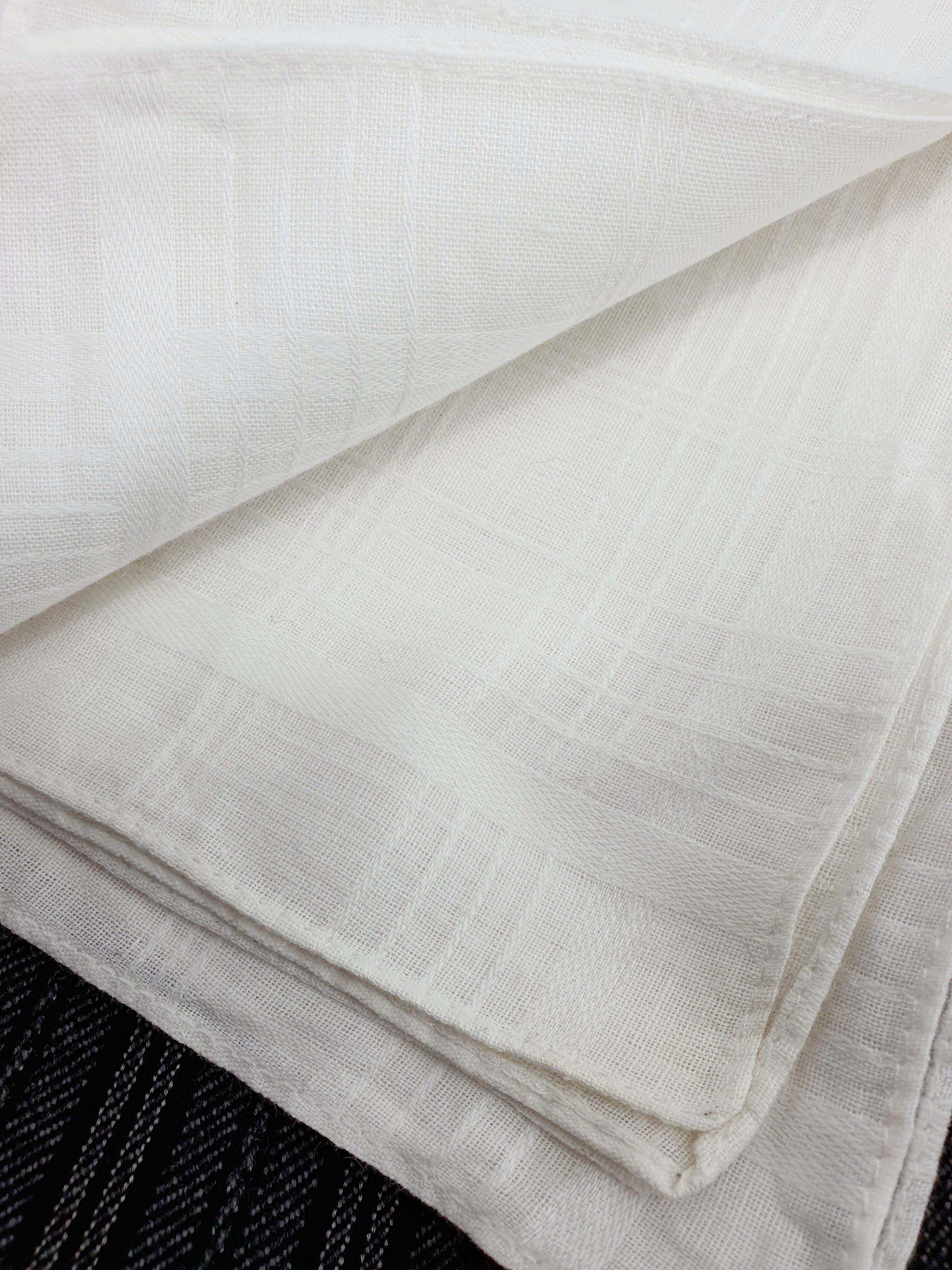 Valkoinen kangasnenäliina miehelle, 3kpl, lähikuva