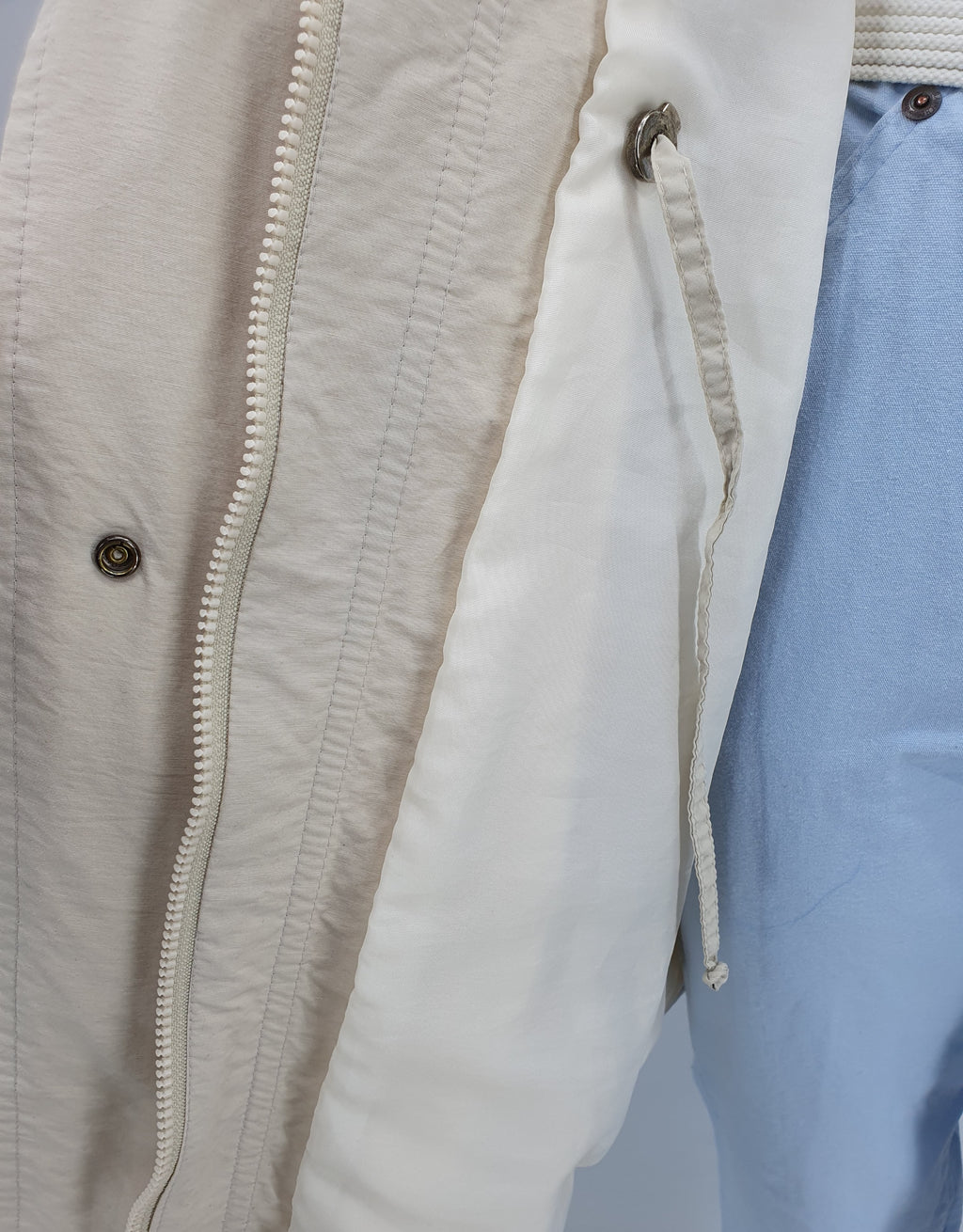 Puolipitkä välikausitakki 90-luvulta, väri vaaleanbeige, kuva sisäpuolelta