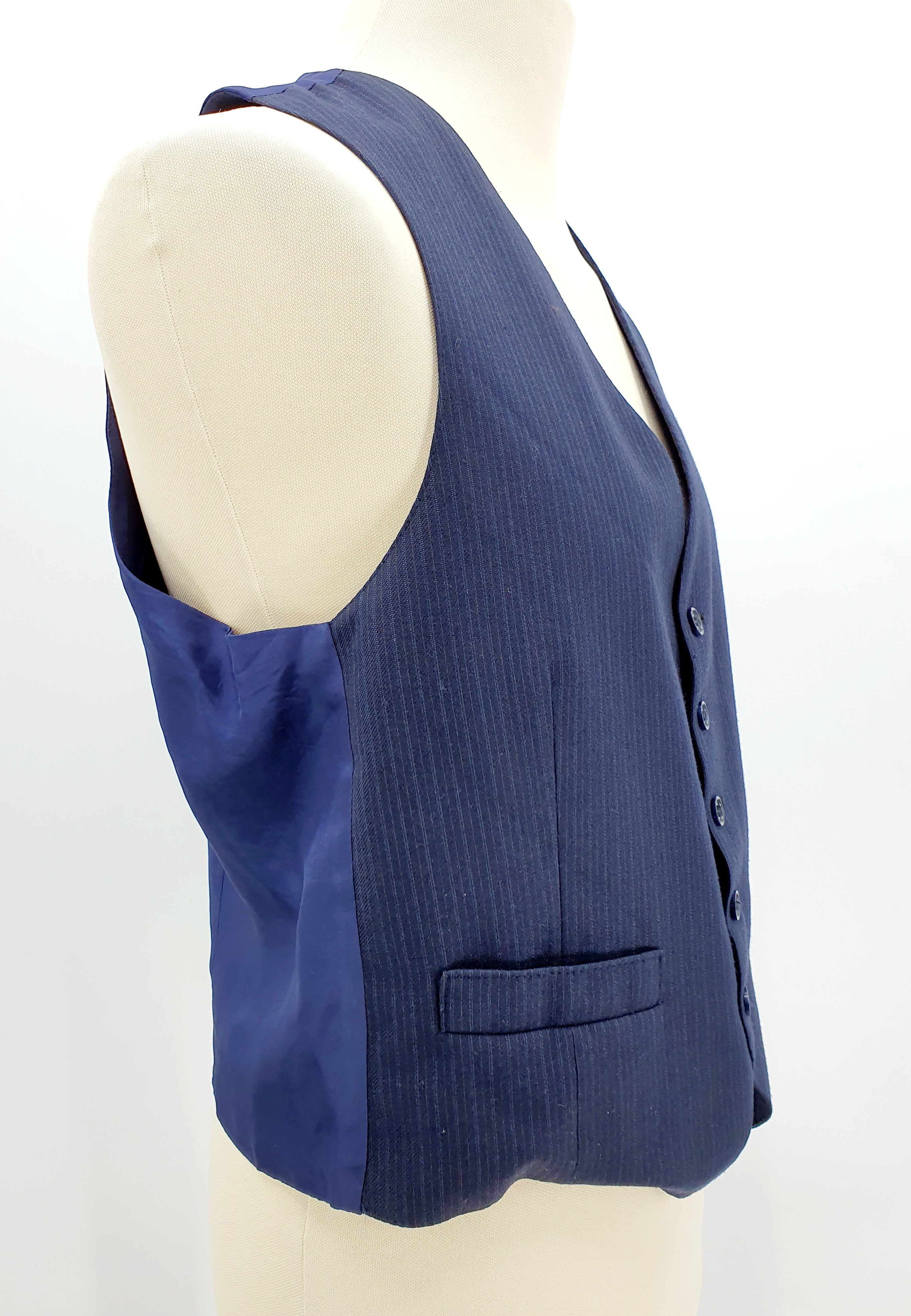 Miesten  pukuliivi 70-luvulta tummansininen kapea raitakuvio Kuva sivulta