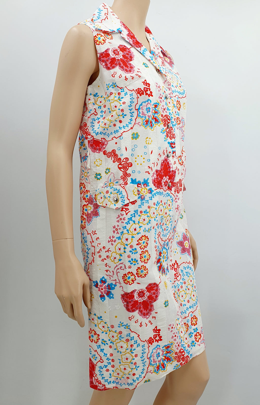 Hihaton kesämekko 1960-70-luvulta, kukkakuvioinen, kuva sivulta