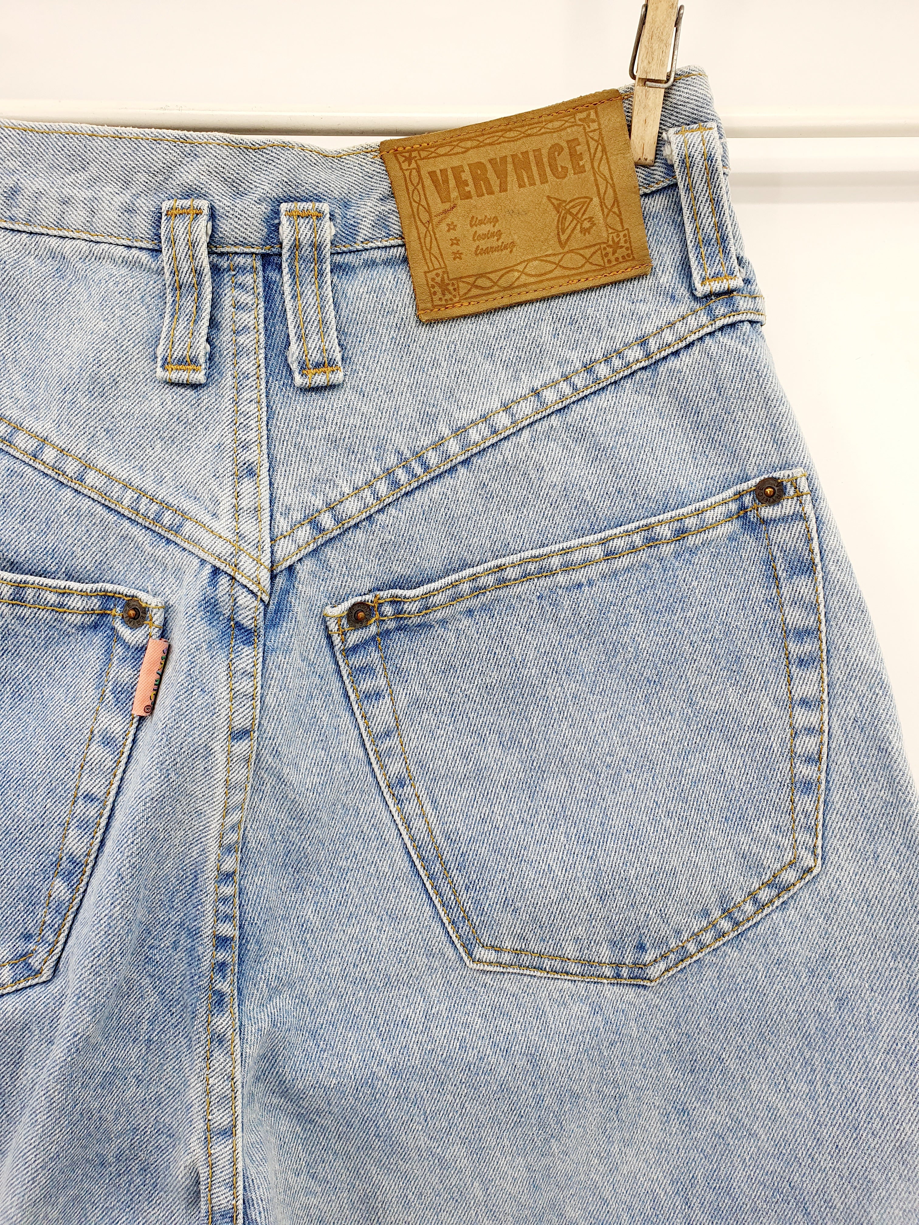 Very Nice, tynnyrifarkut 90-luvulta, väri vaaleansininen, barrel-fit, kuva takataskusta