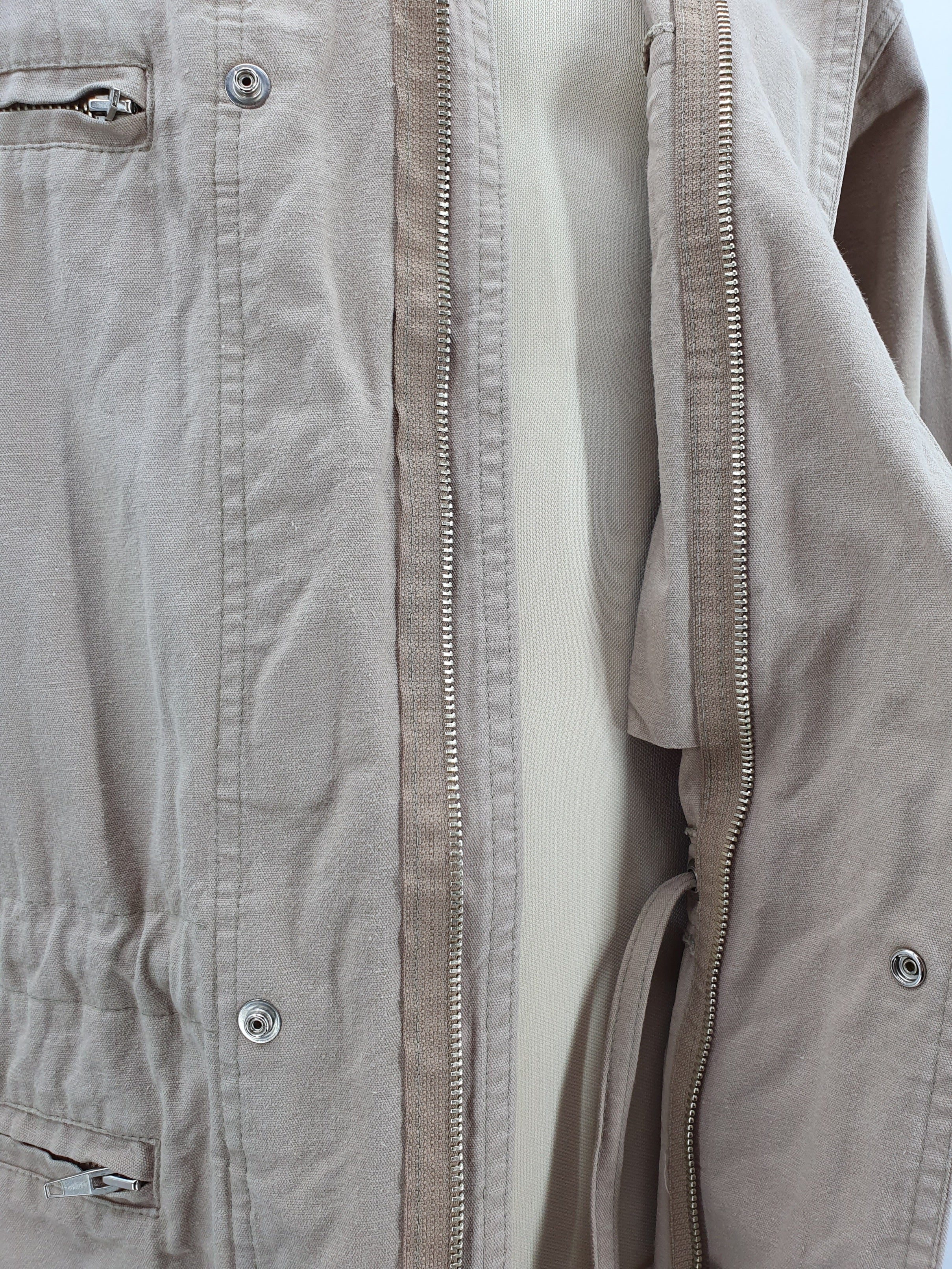 Marimekko MIesten vintage välikausitakki 80-90-luku, väri beige, kuva vetoketjusta