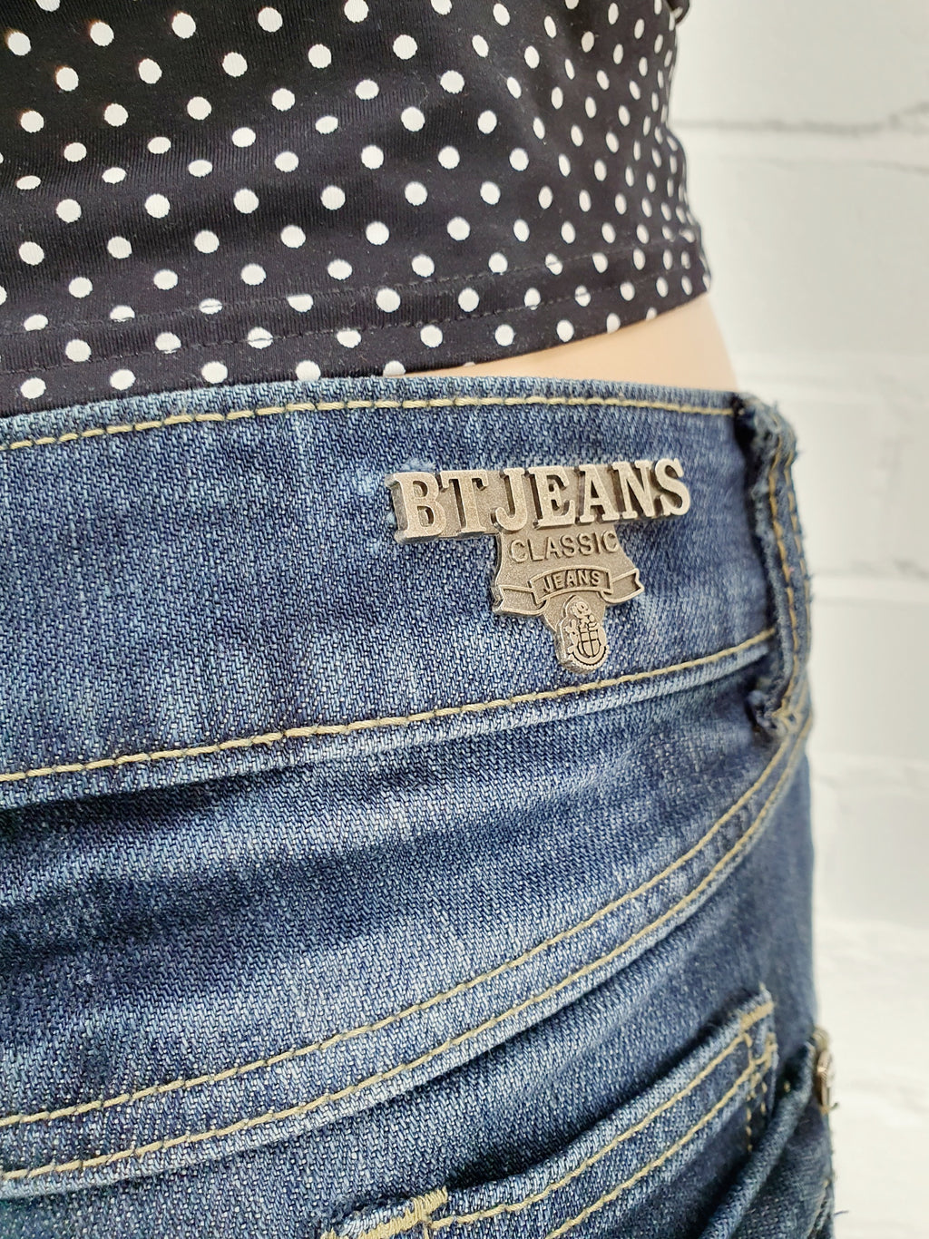 BT Jeans, tummansiniset flare-farkut 2000-luvulta, Y2K-jeans, kuva tuotelogosta