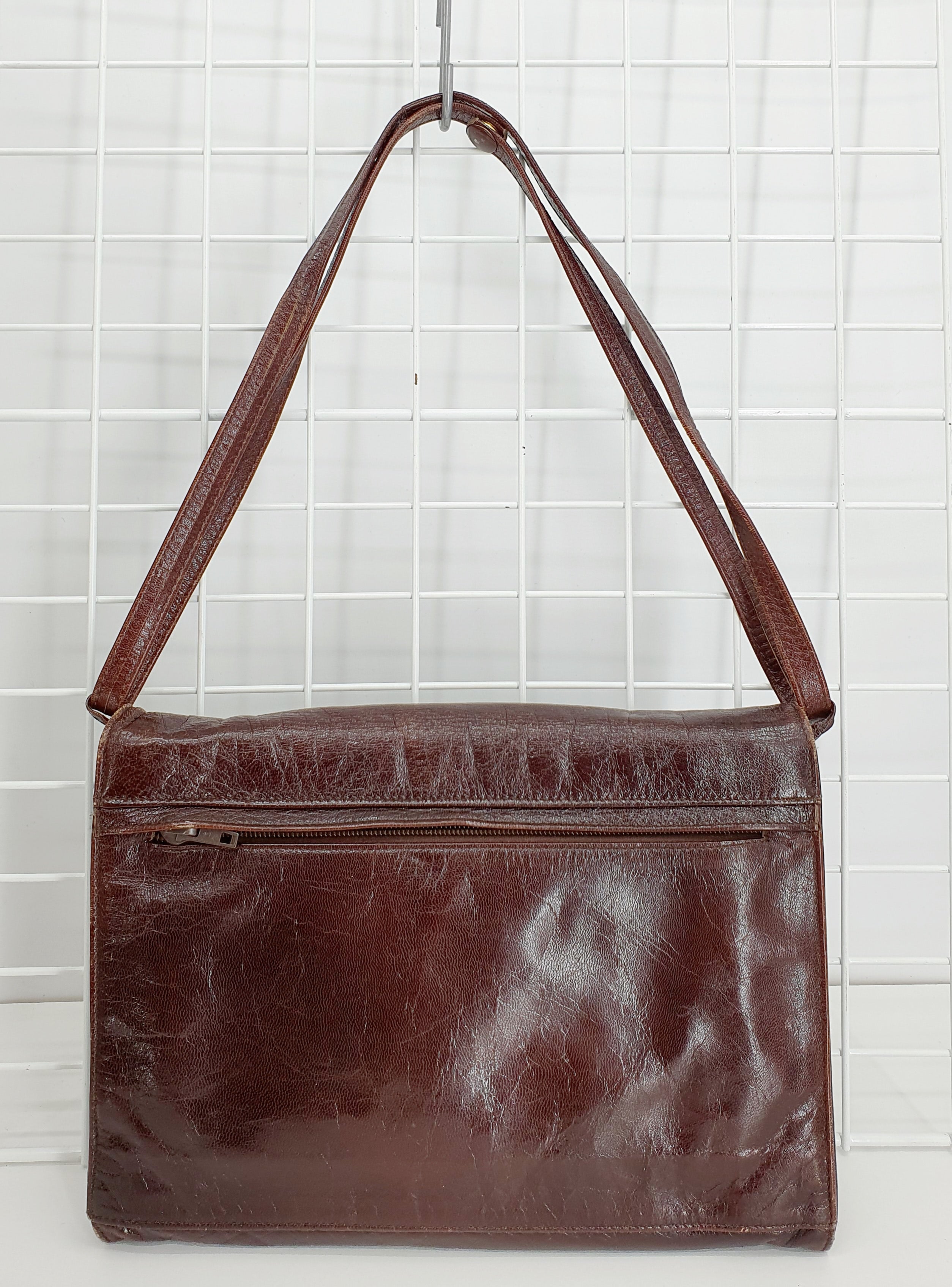 Tummanruskea vintage olkalaukku 1970-luvulta, kuva takapuolelta