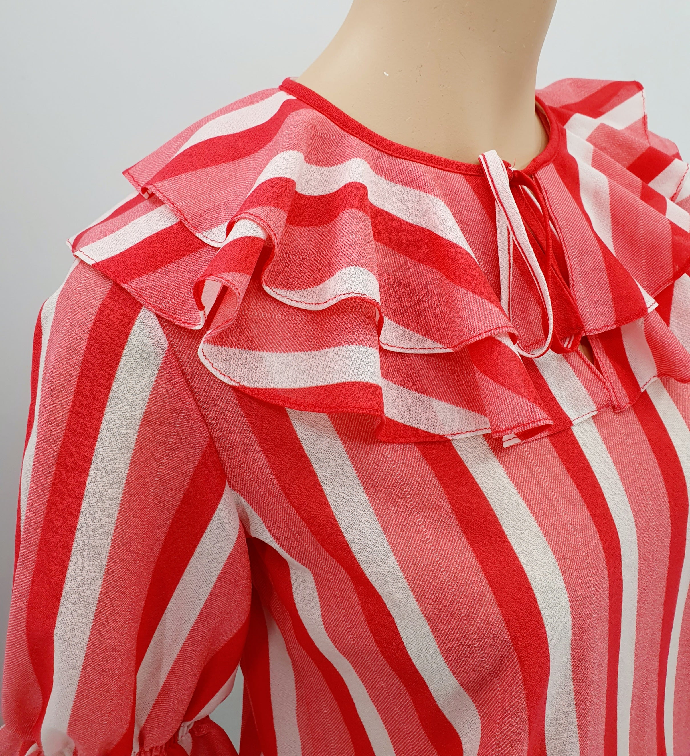 Lyhythihainen raitapaita 70-luvulta, väri marjanpunainen-valkoinen, kuva kauluksesta