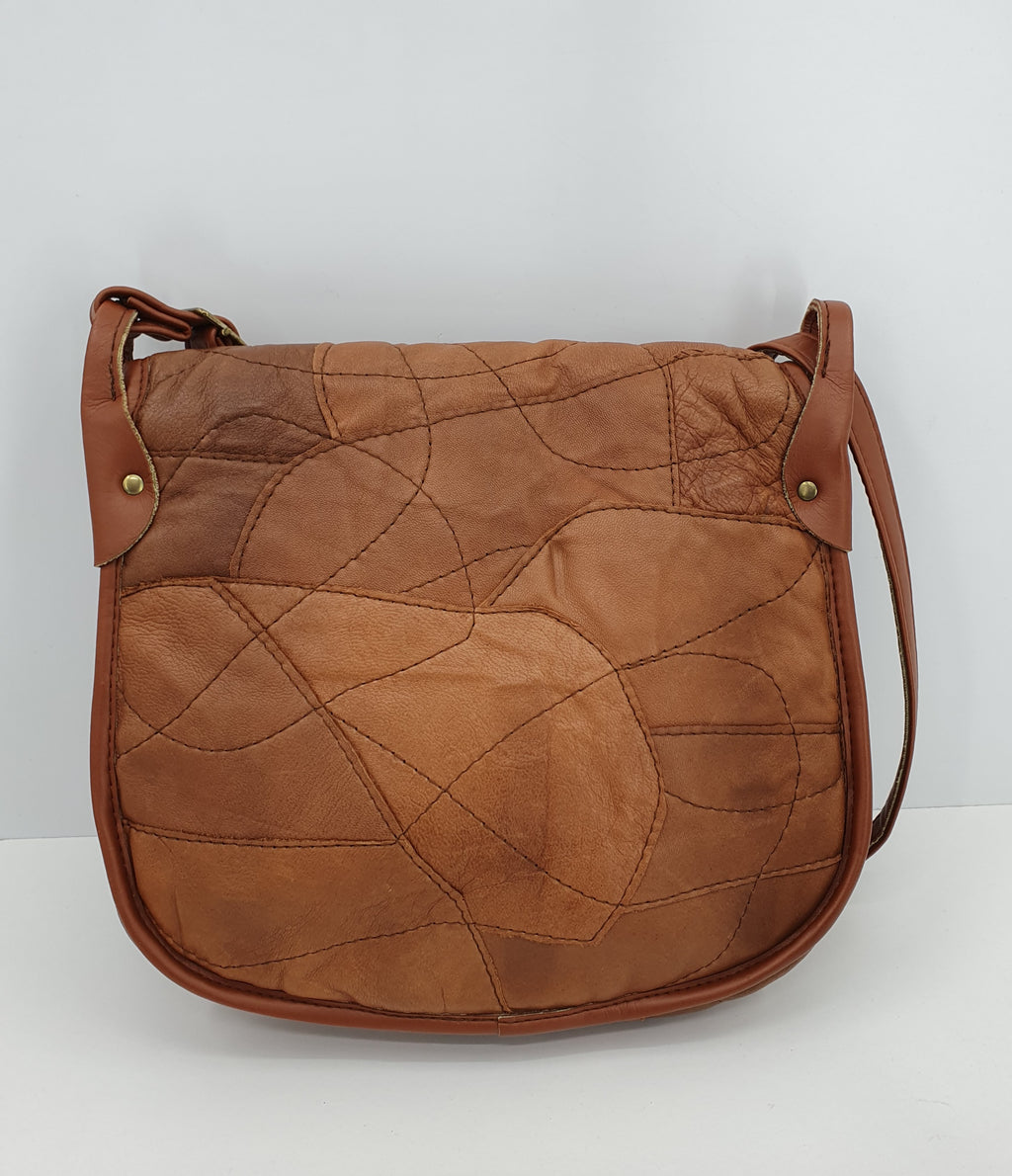 Ruskea nahkapalalaukku käsityönä valmistettu Kuva takaa