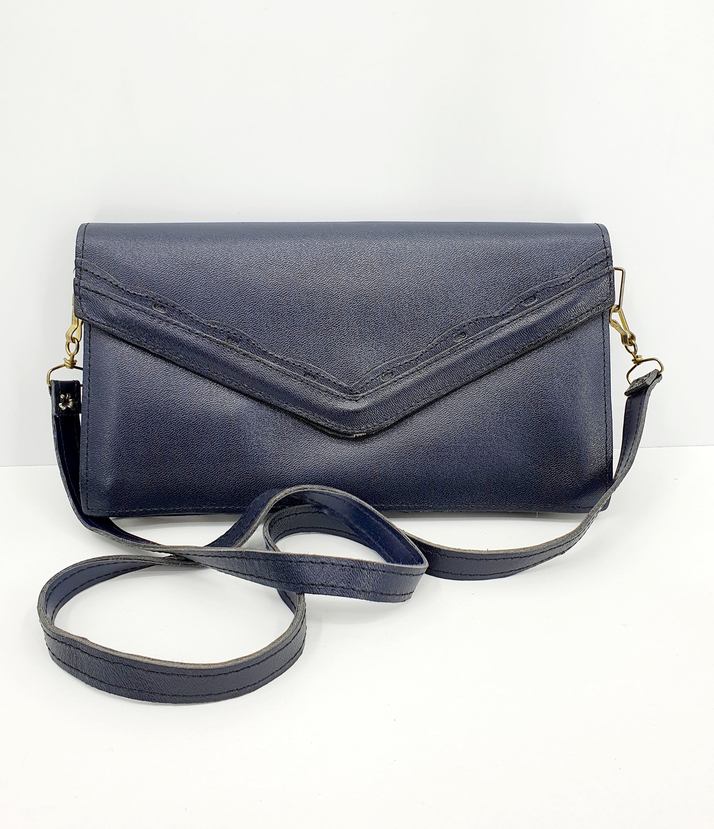 Tummansininen olkalaukku 70-luvulta