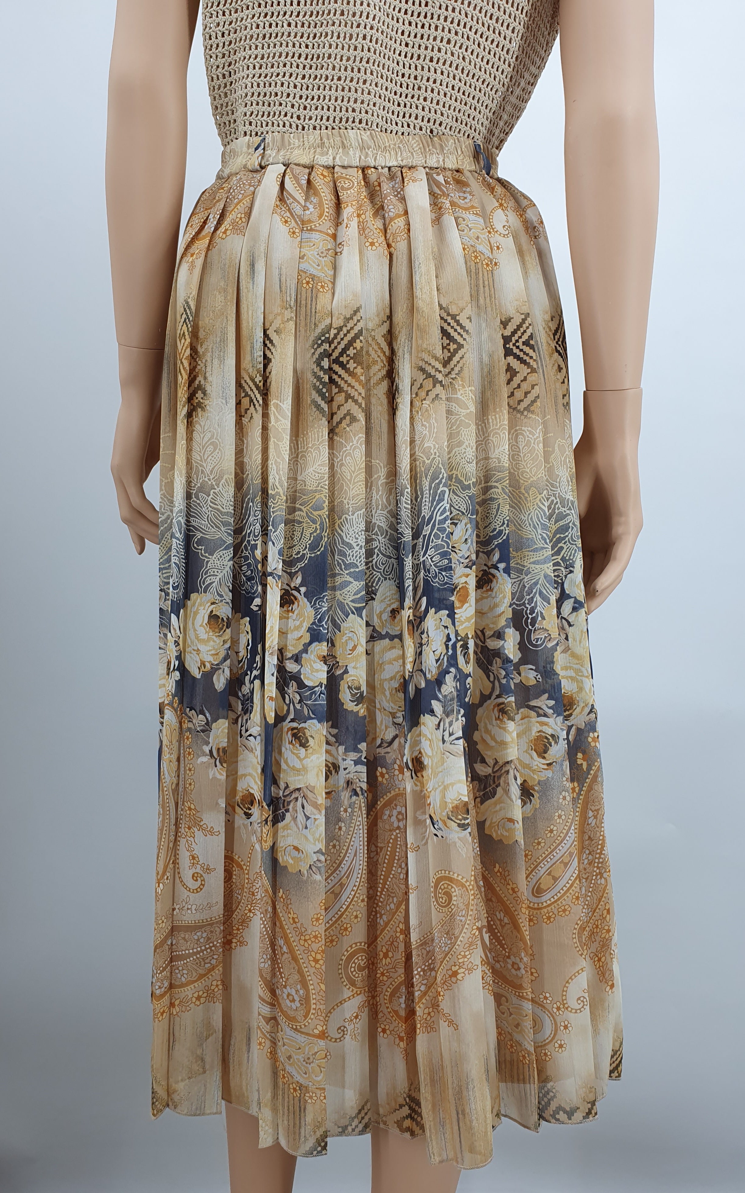 Atelier Creation, beige pleated skirt from the 90s, waist 68-80cm, size 36-38