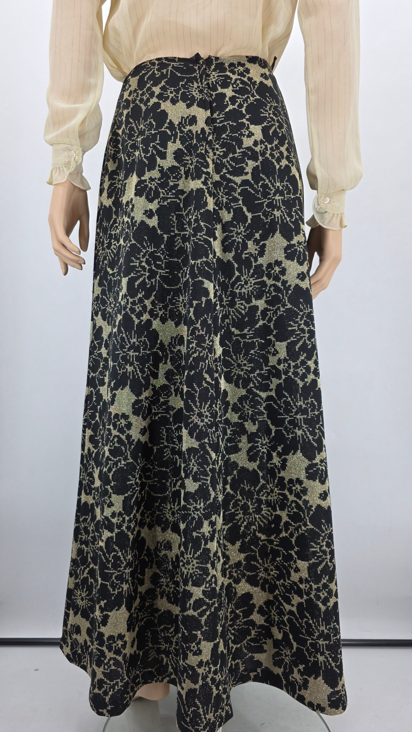 A-line maxi skirt from the 70s, color gold/black, waist 72cm, size 36/38