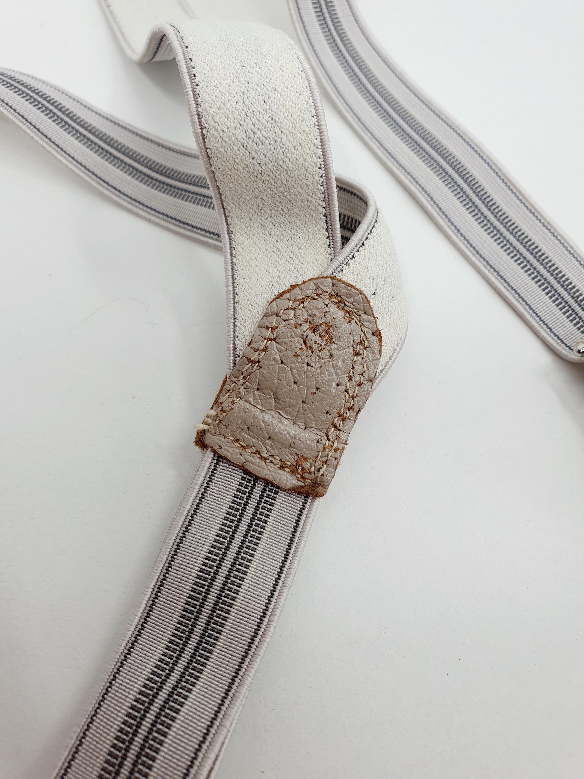 Kapeat olkaimet 70-luvulta, Y-malli, lähikuva 